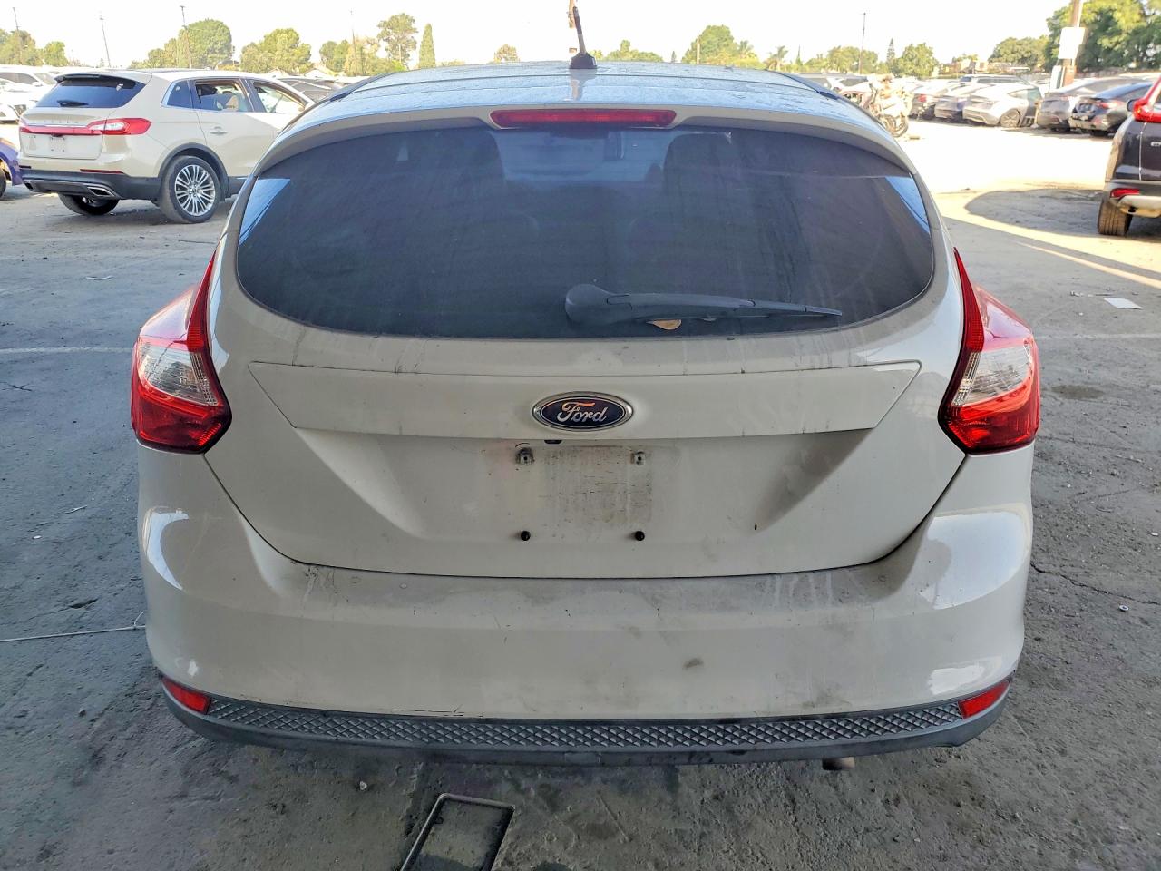 2014 Ford Focus Se White vin: 1FADP3K2XEL210713