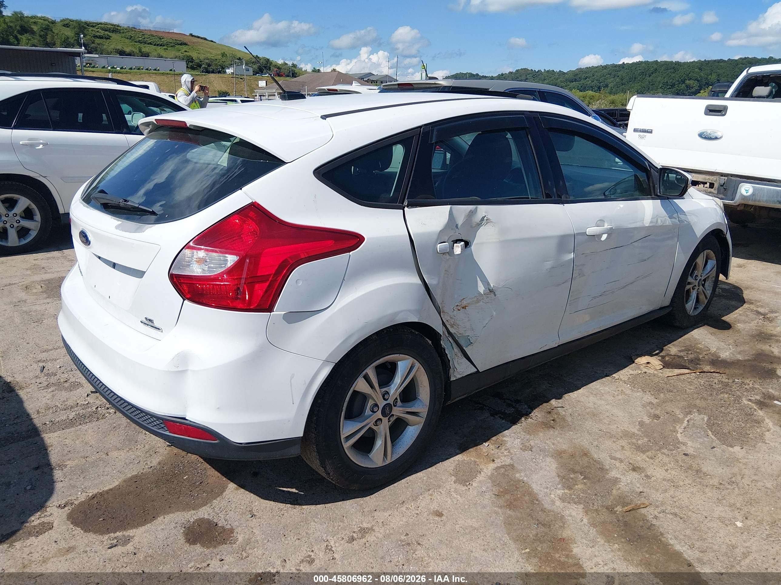 2014 Ford Focus Se White vin: 1FADP3K2XEL265162