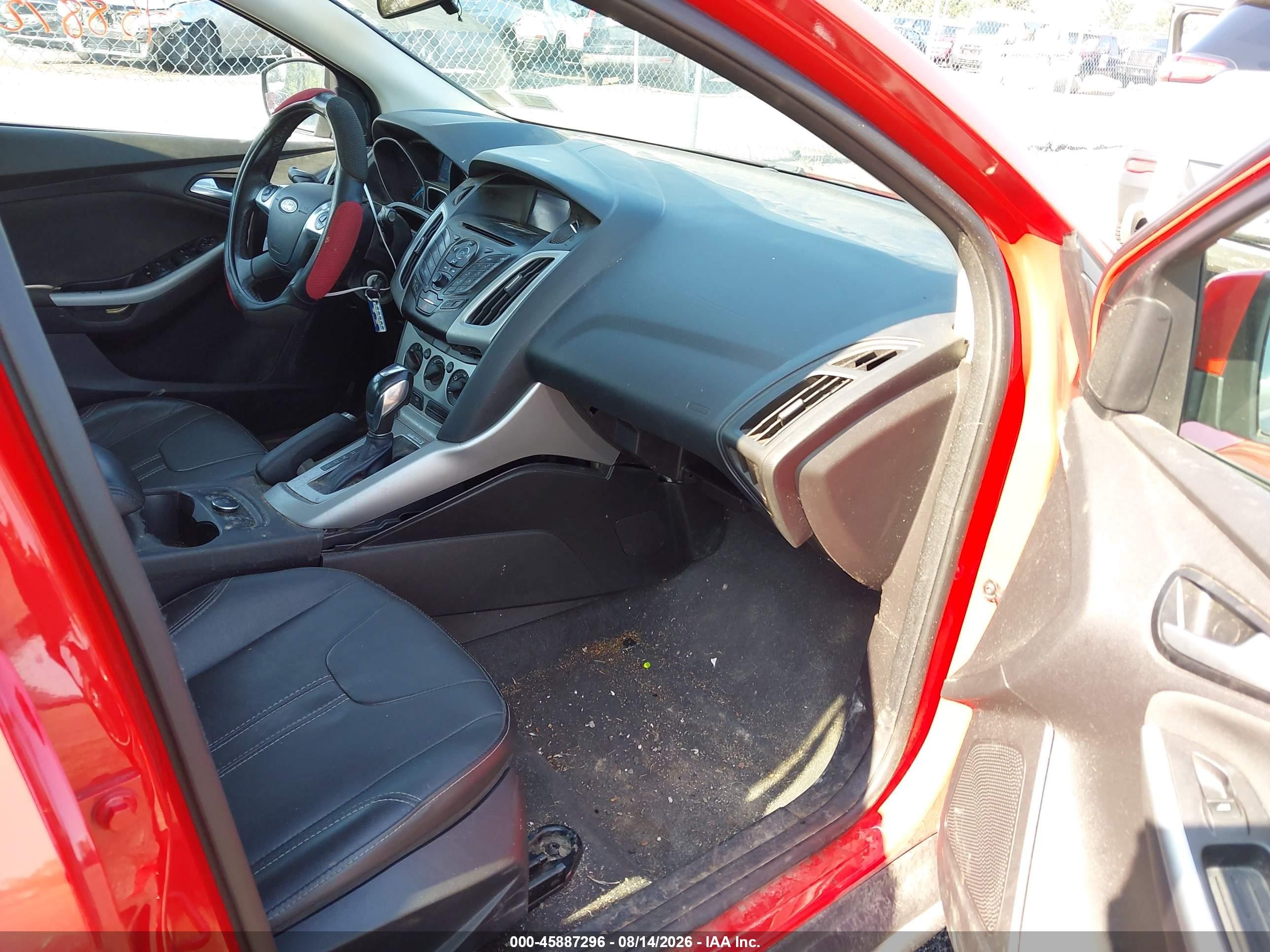 2014 Ford Focus Se Красный vin: 1FADP3K2XEL320550