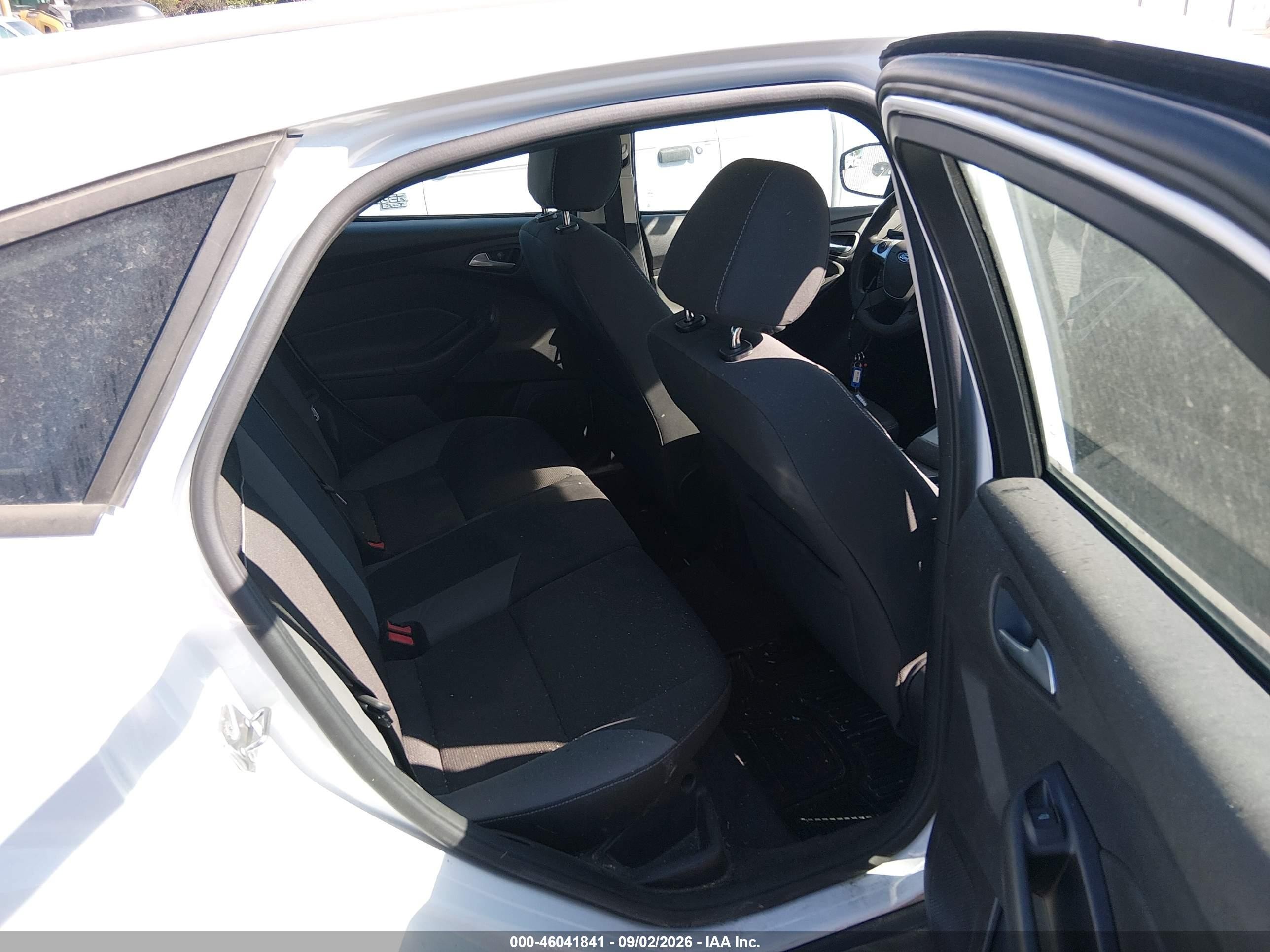 2014 Ford Focus Se White vin: 1FADP3K2XEL382904