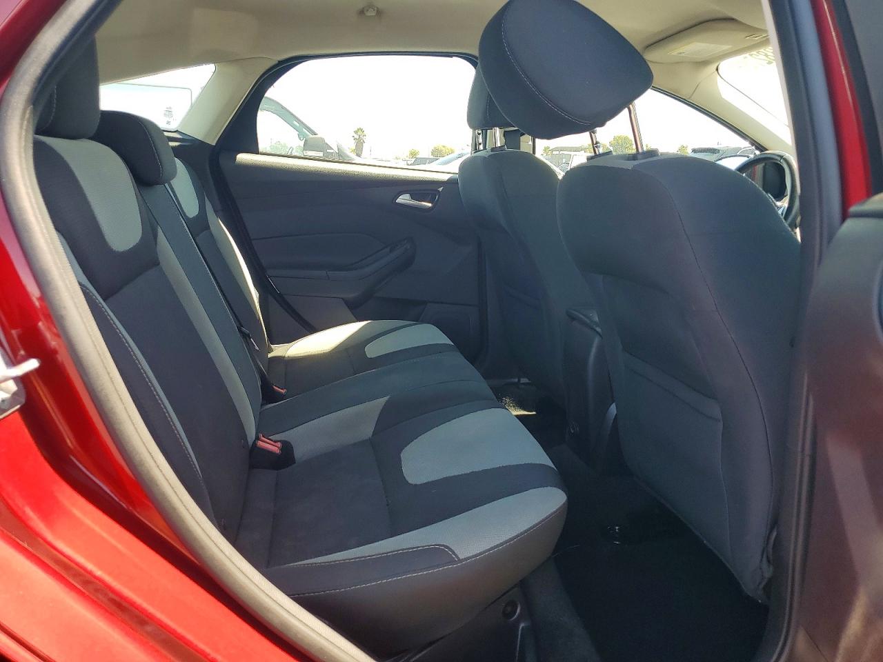 2014 Ford Focus Se Red vin: 1FADP3K2XEL442051