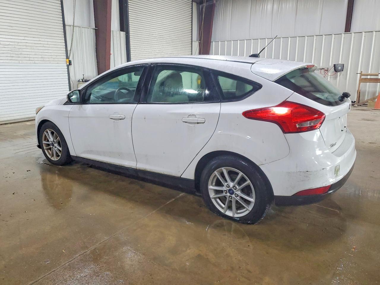 2015 Ford Focus Se White vin: 1FADP3K2XFL202404