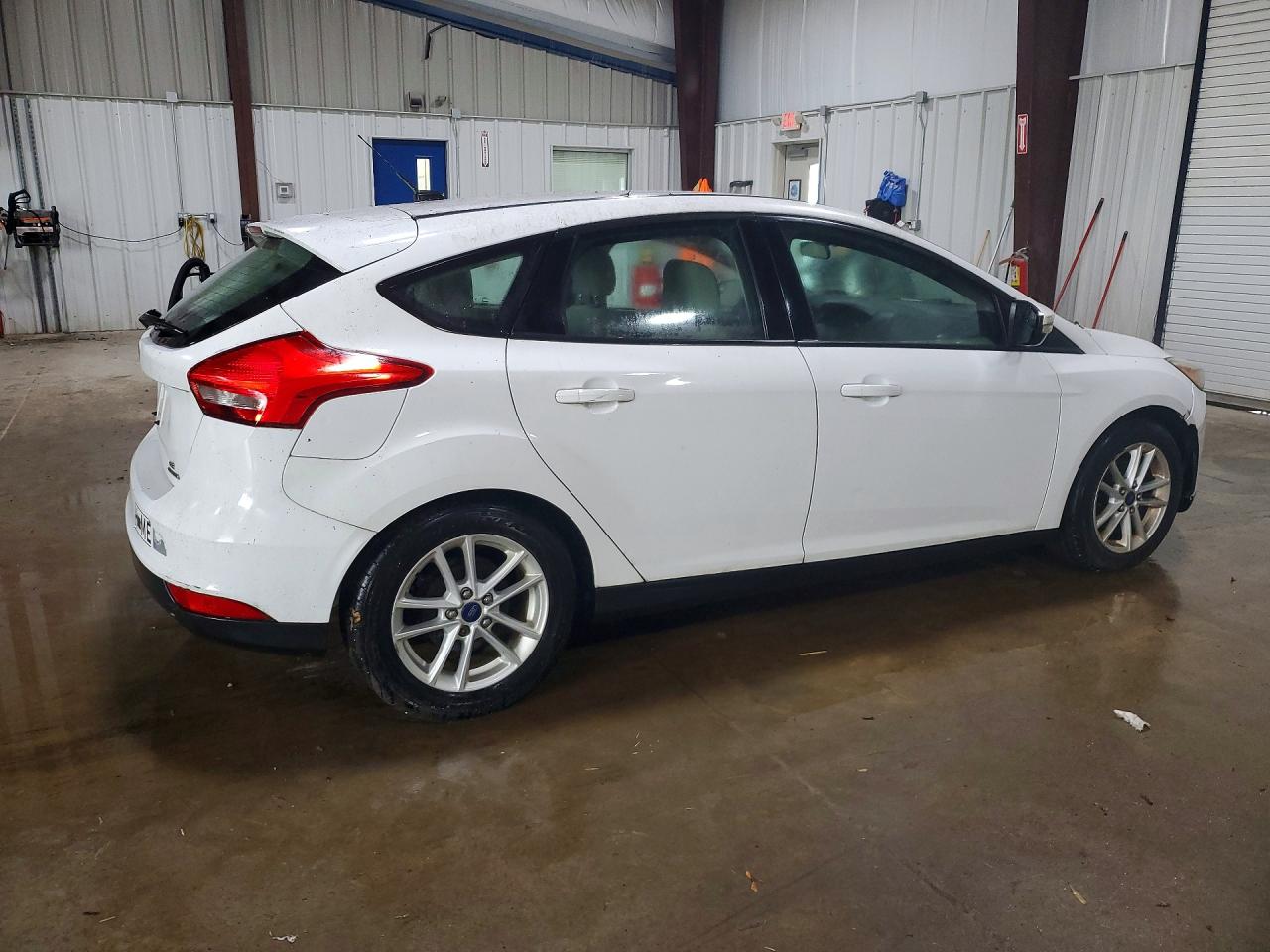 2015 Ford Focus Se White vin: 1FADP3K2XFL202404