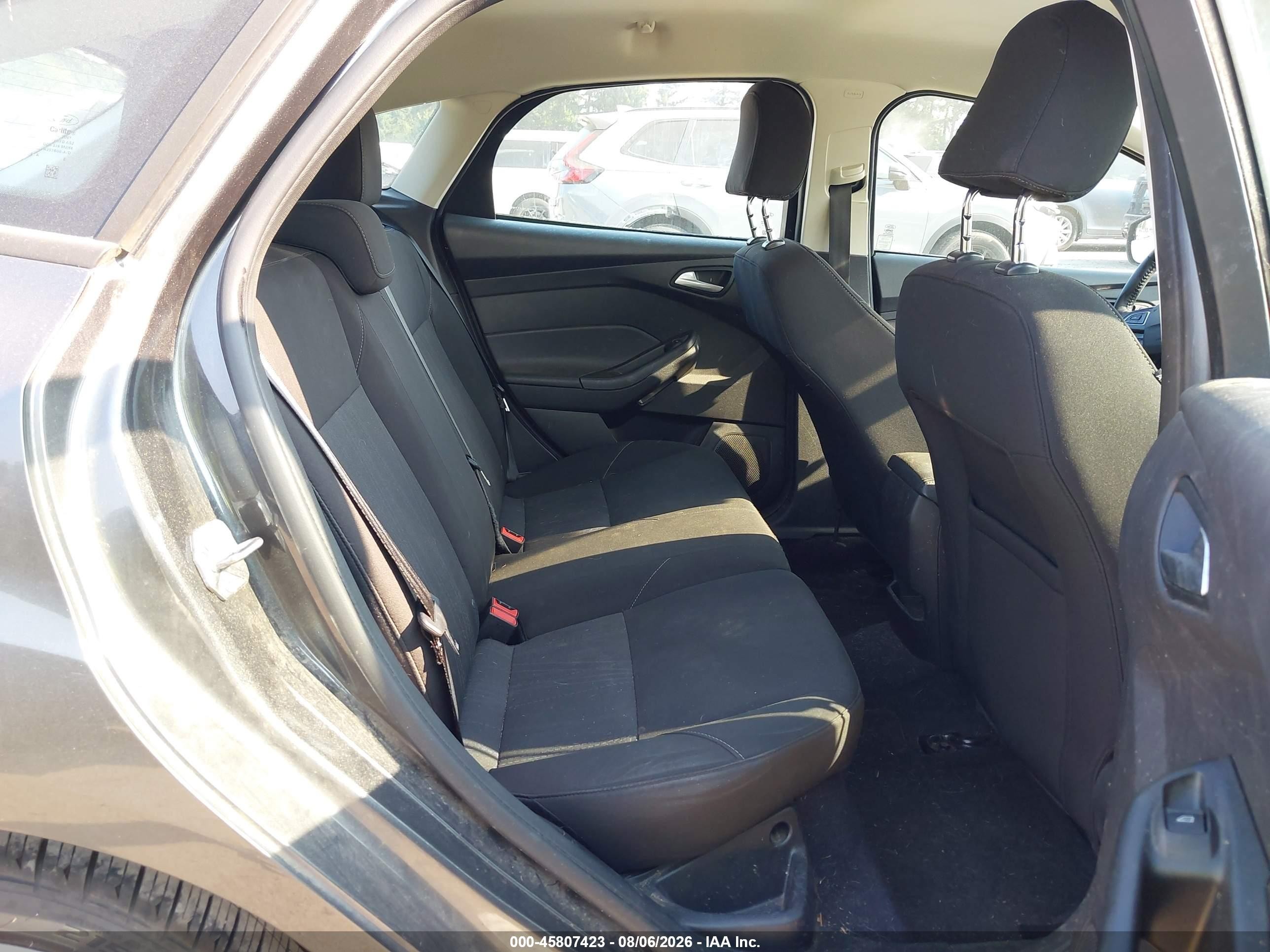 2015 Ford Focus Se Gray vin: 1FADP3K2XFL211393
