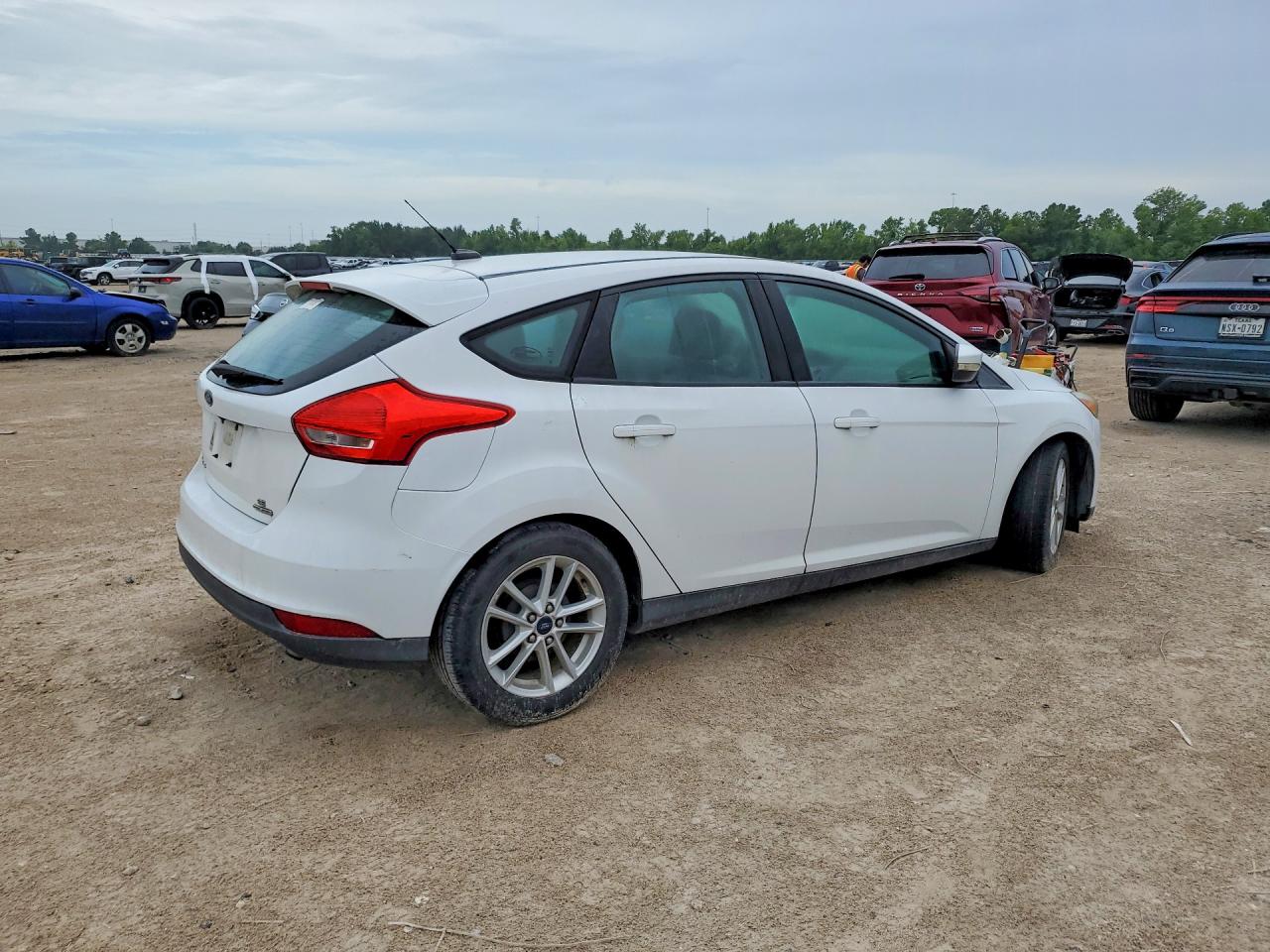 2015 Ford Focus White vin: 1FADP3K2XFL223740
