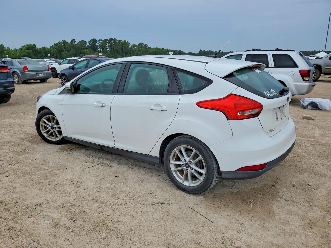 2015 Ford Focus White vin: 1FADP3K2XFL223740