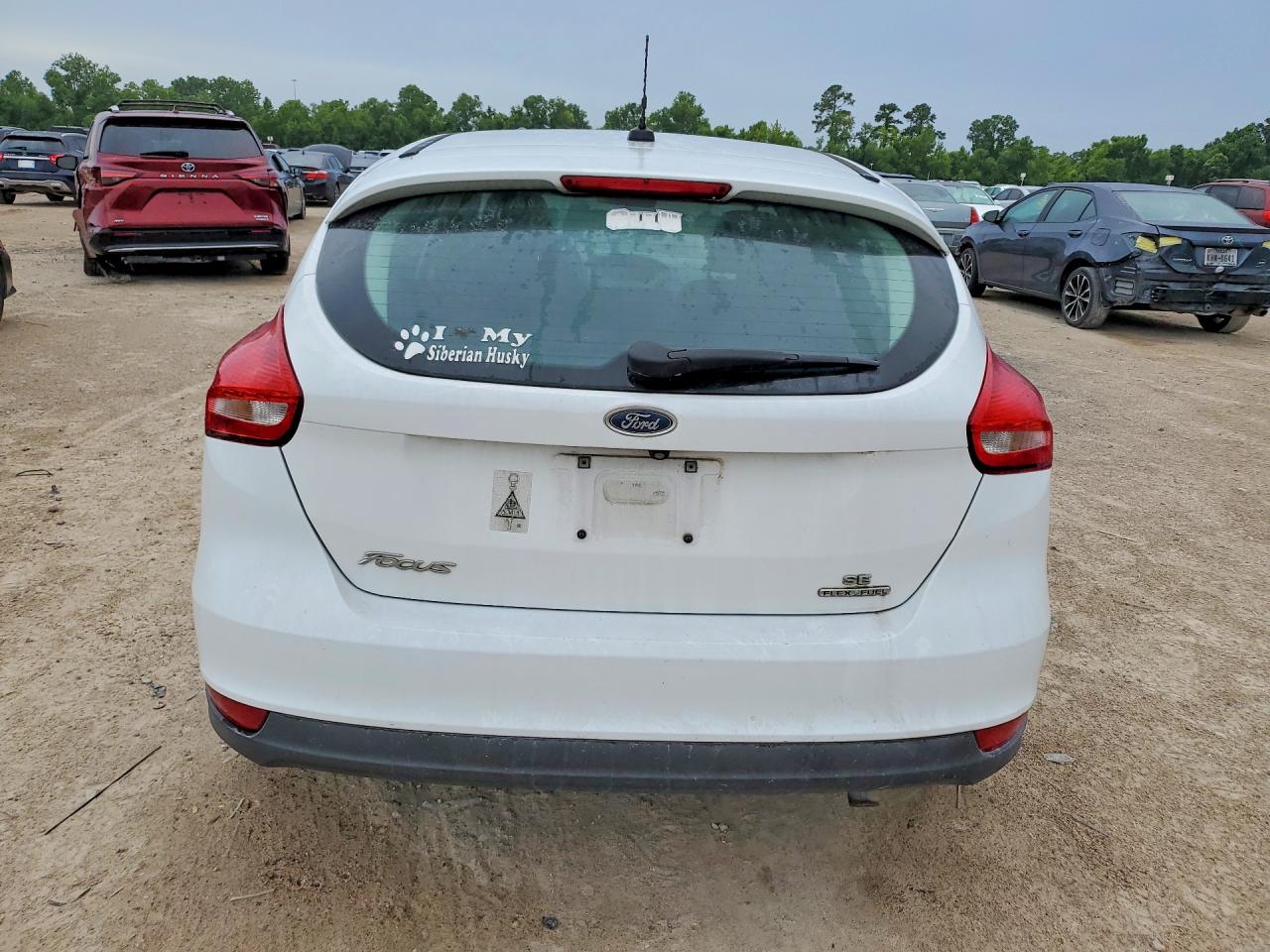 2015 Ford Focus White vin: 1FADP3K2XFL223740