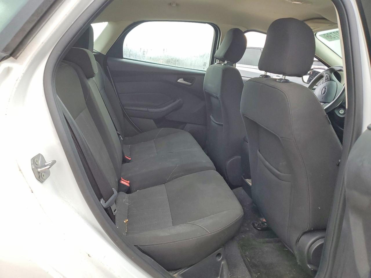 2015 Ford Focus White vin: 1FADP3K2XFL223740