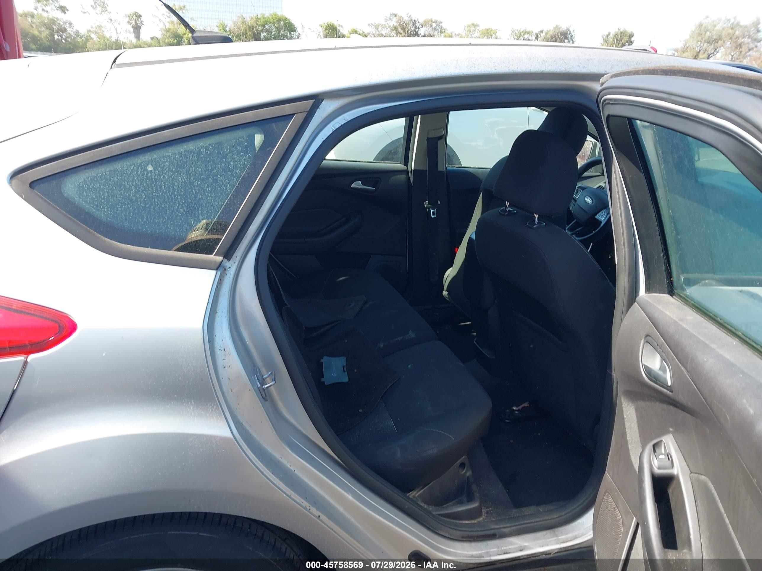 2015 Ford Focus Se Silver vin: 1FADP3K2XFL224452