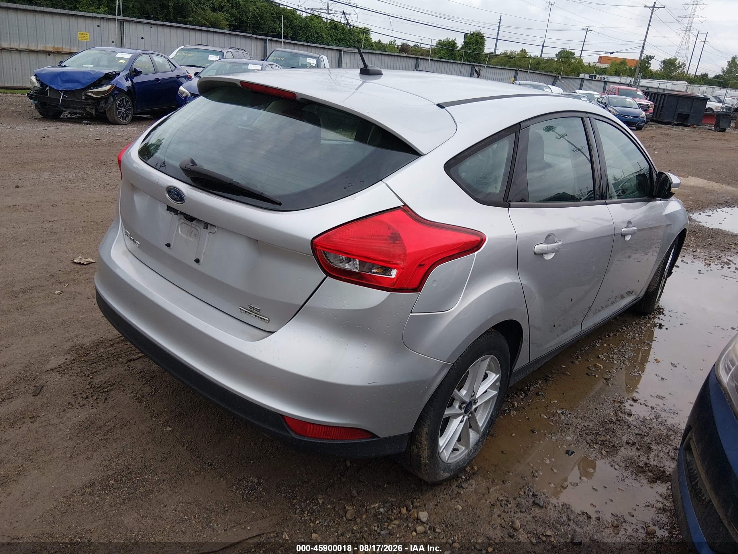 2015 Ford Focus Se Серебряный vin: 1FADP3K2XFL241977