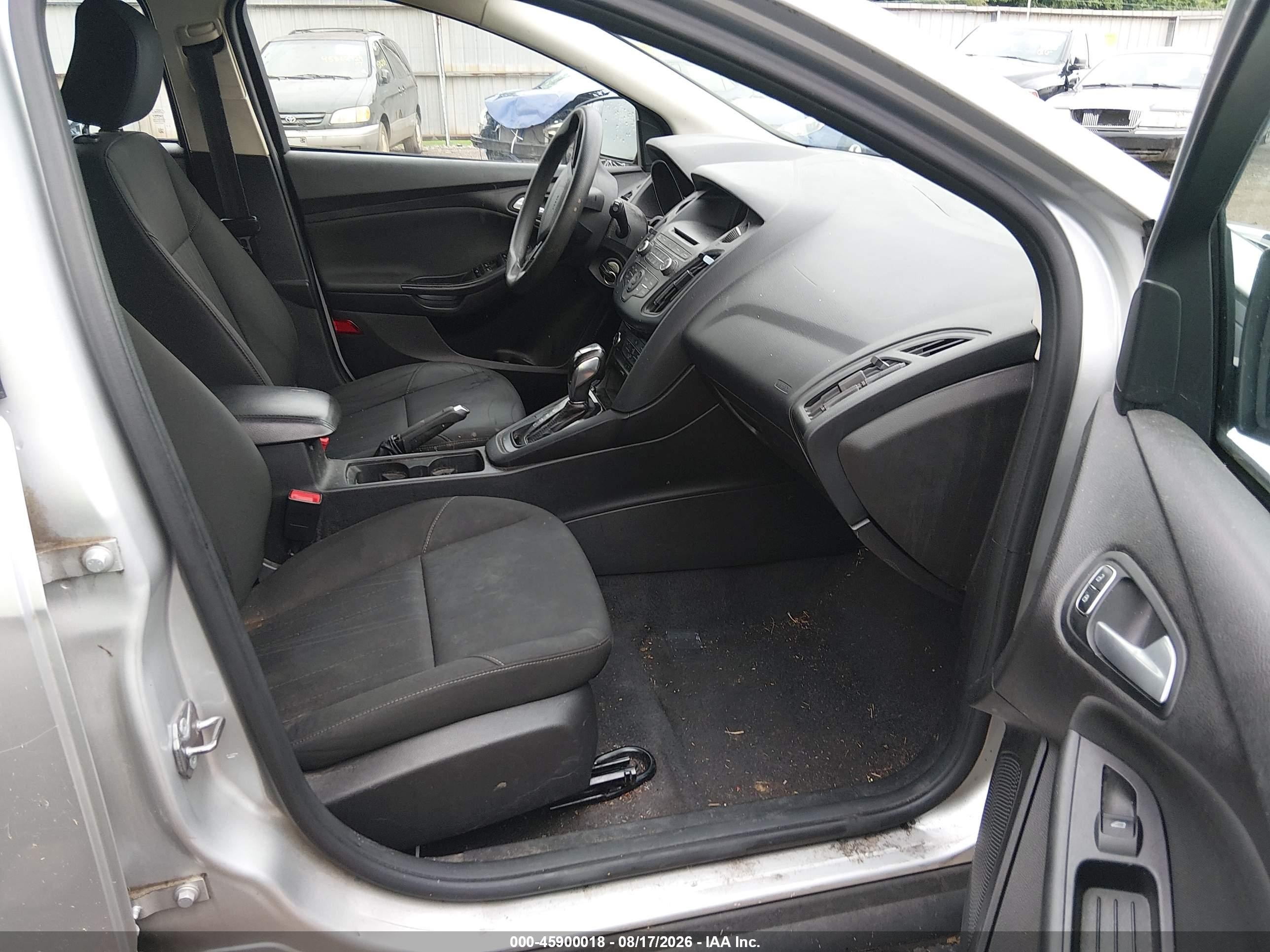 2015 Ford Focus Se Серебряный vin: 1FADP3K2XFL241977
