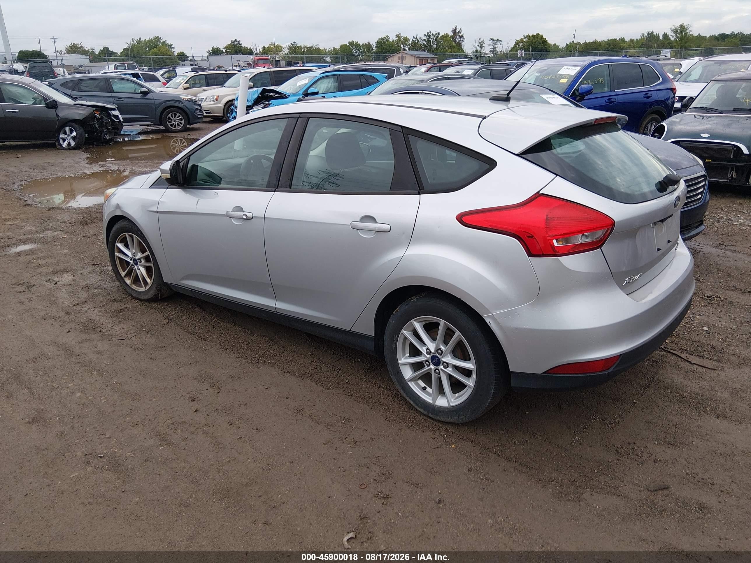 2015 Ford Focus Se Серебряный vin: 1FADP3K2XFL241977