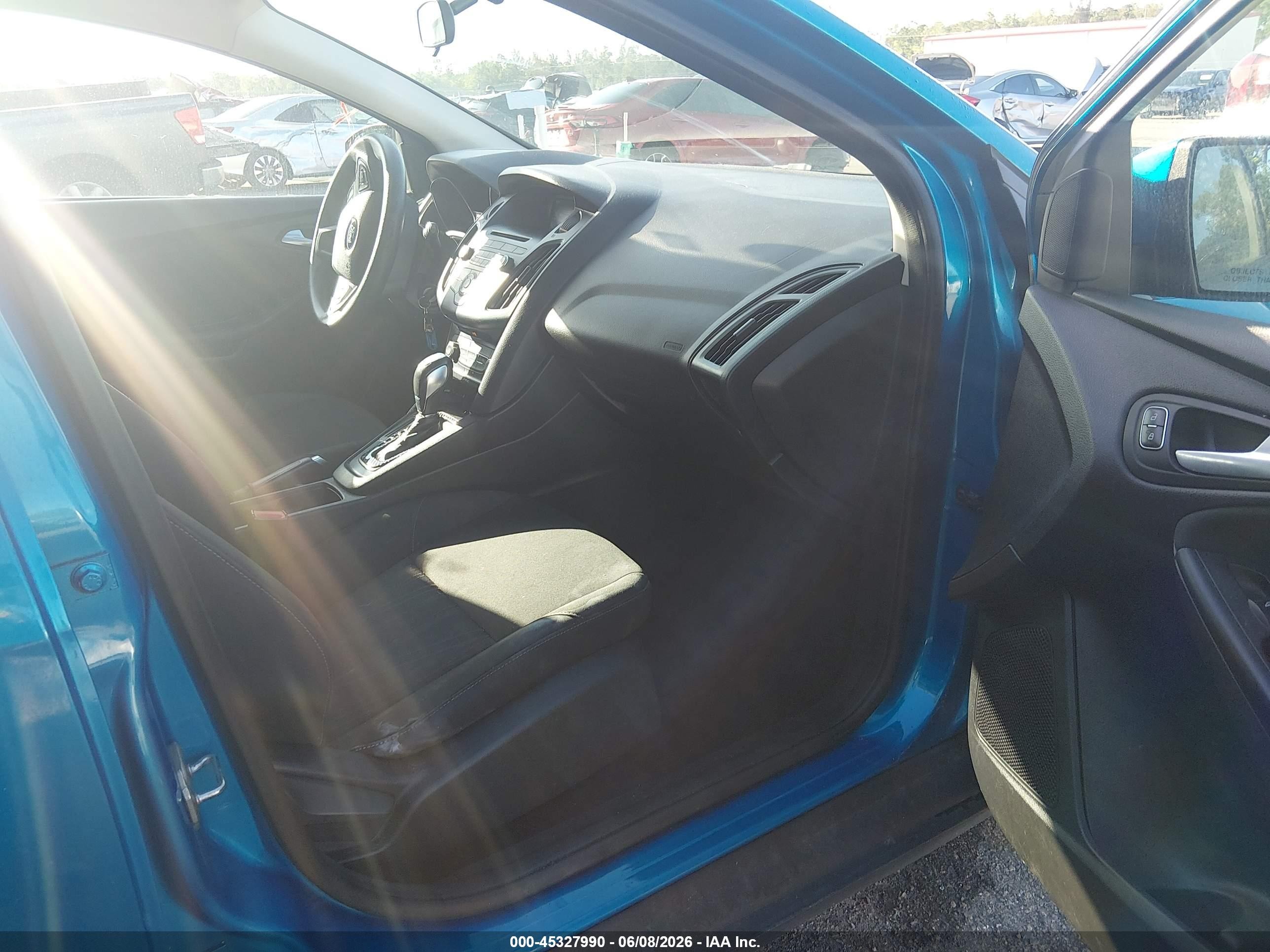 2015 Ford Focus Se Синий vin: 1FADP3K2XFL249867