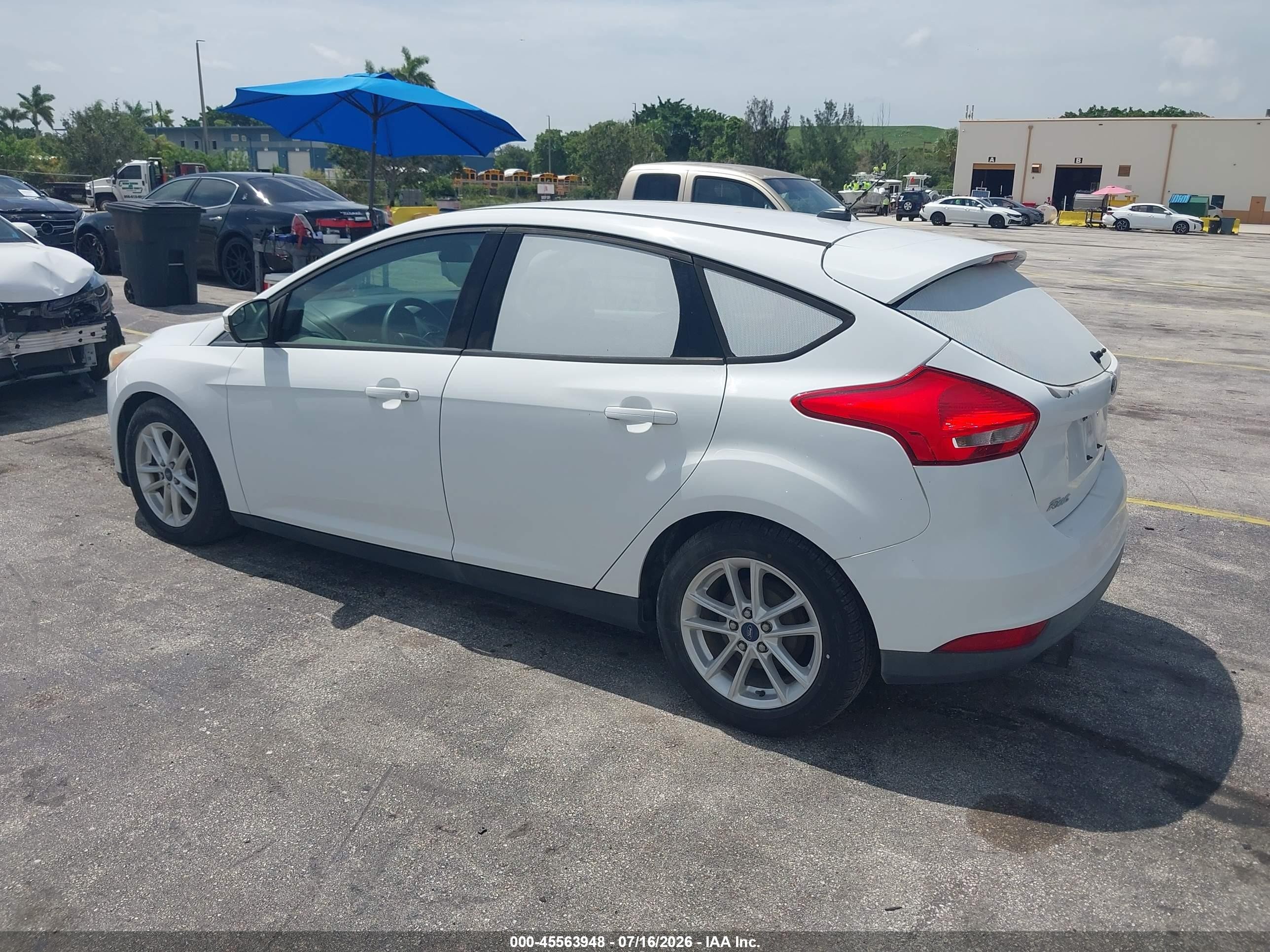 2015 Ford Focus Se White vin: 1FADP3K2XFL273313