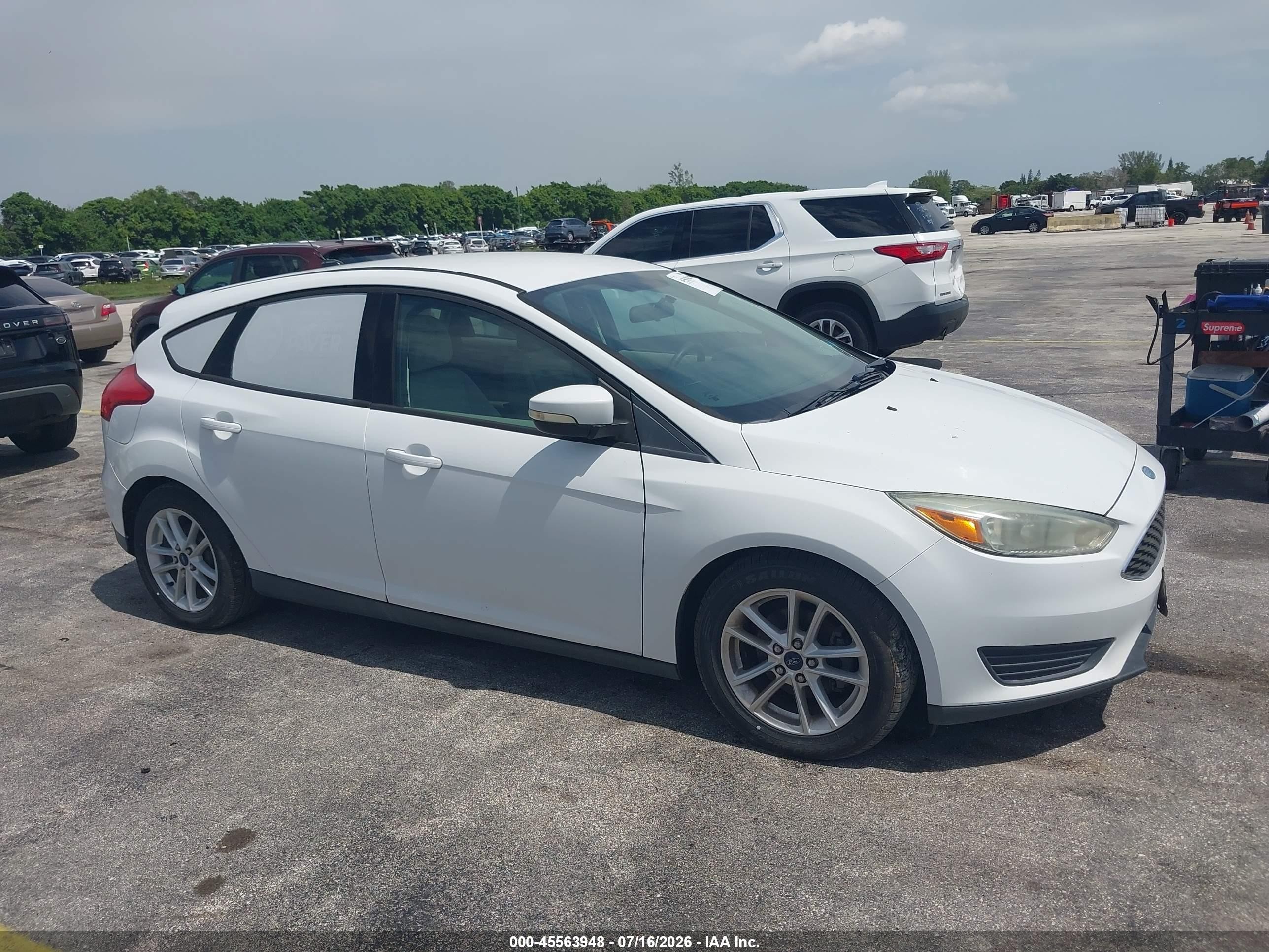 2015 Ford Focus Se White vin: 1FADP3K2XFL273313