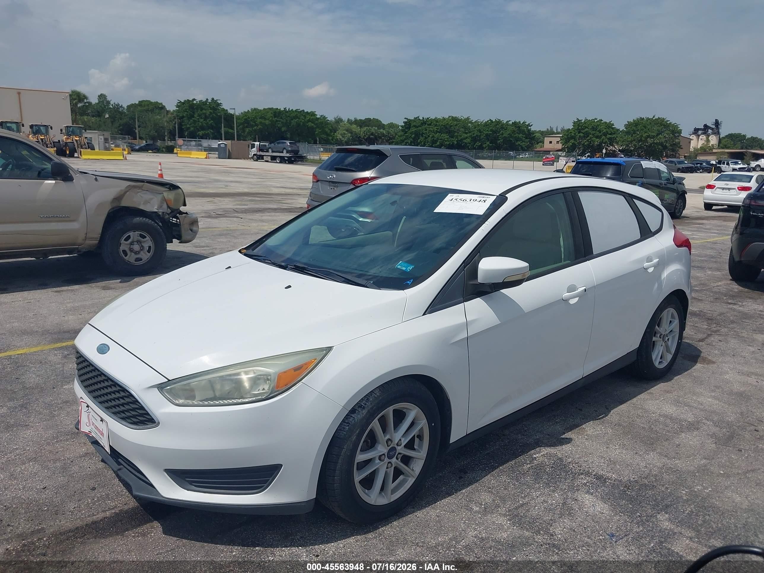2015 Ford Focus Se White vin: 1FADP3K2XFL273313