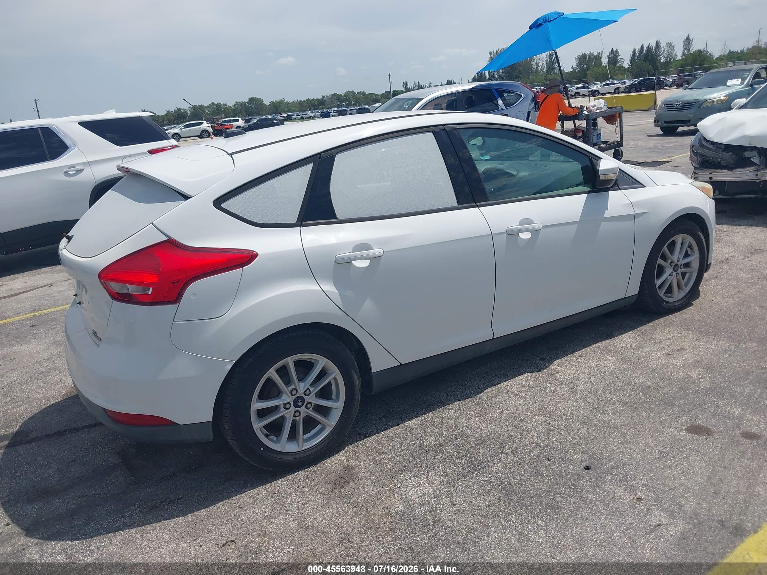 2015 Ford Focus Se White vin: 1FADP3K2XFL273313