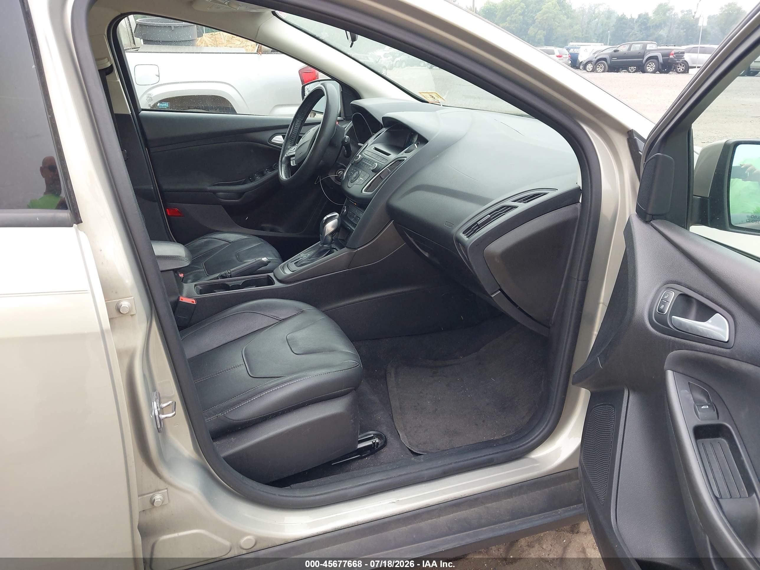 2015 Ford Focus Se Beige vin: 1FADP3K2XFL284019