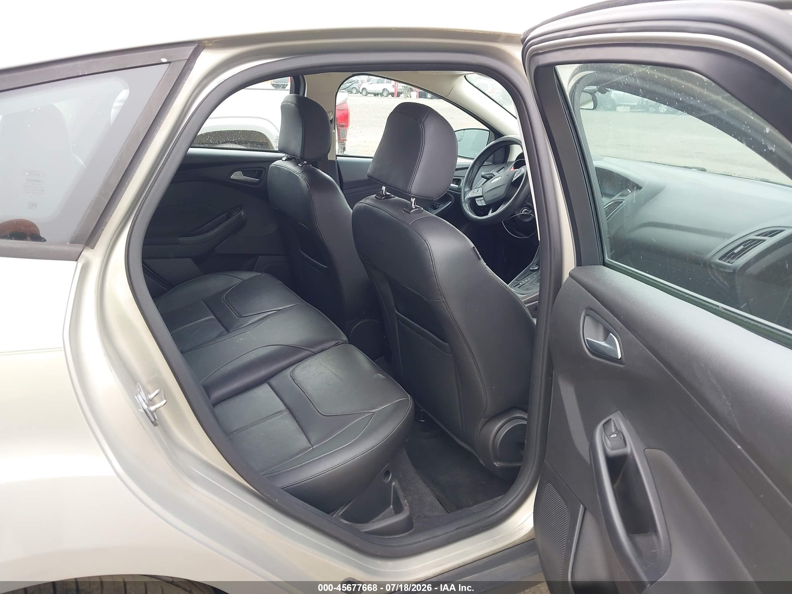 2015 Ford Focus Se Beige vin: 1FADP3K2XFL284019