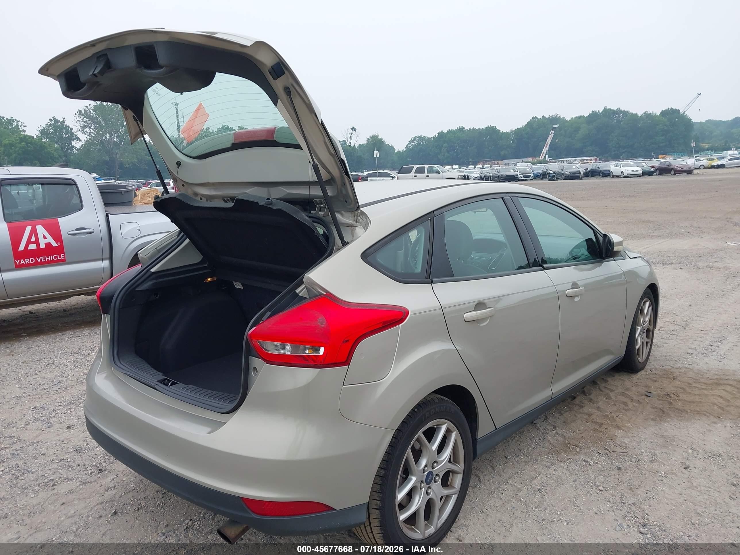 2015 Ford Focus Se Beige vin: 1FADP3K2XFL284019