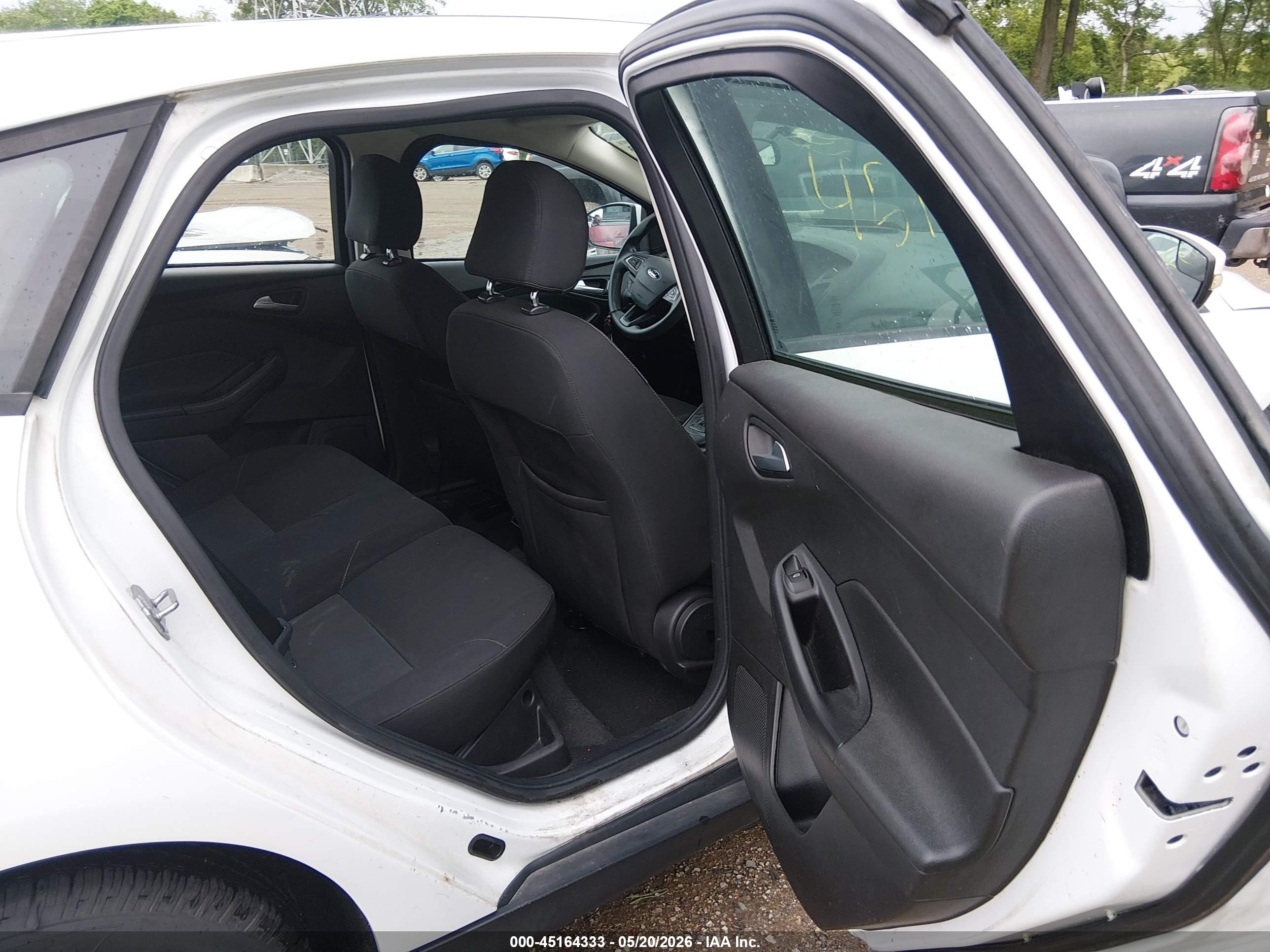 2015 Ford Focus Se Белый vin: 1FADP3K2XFL301370