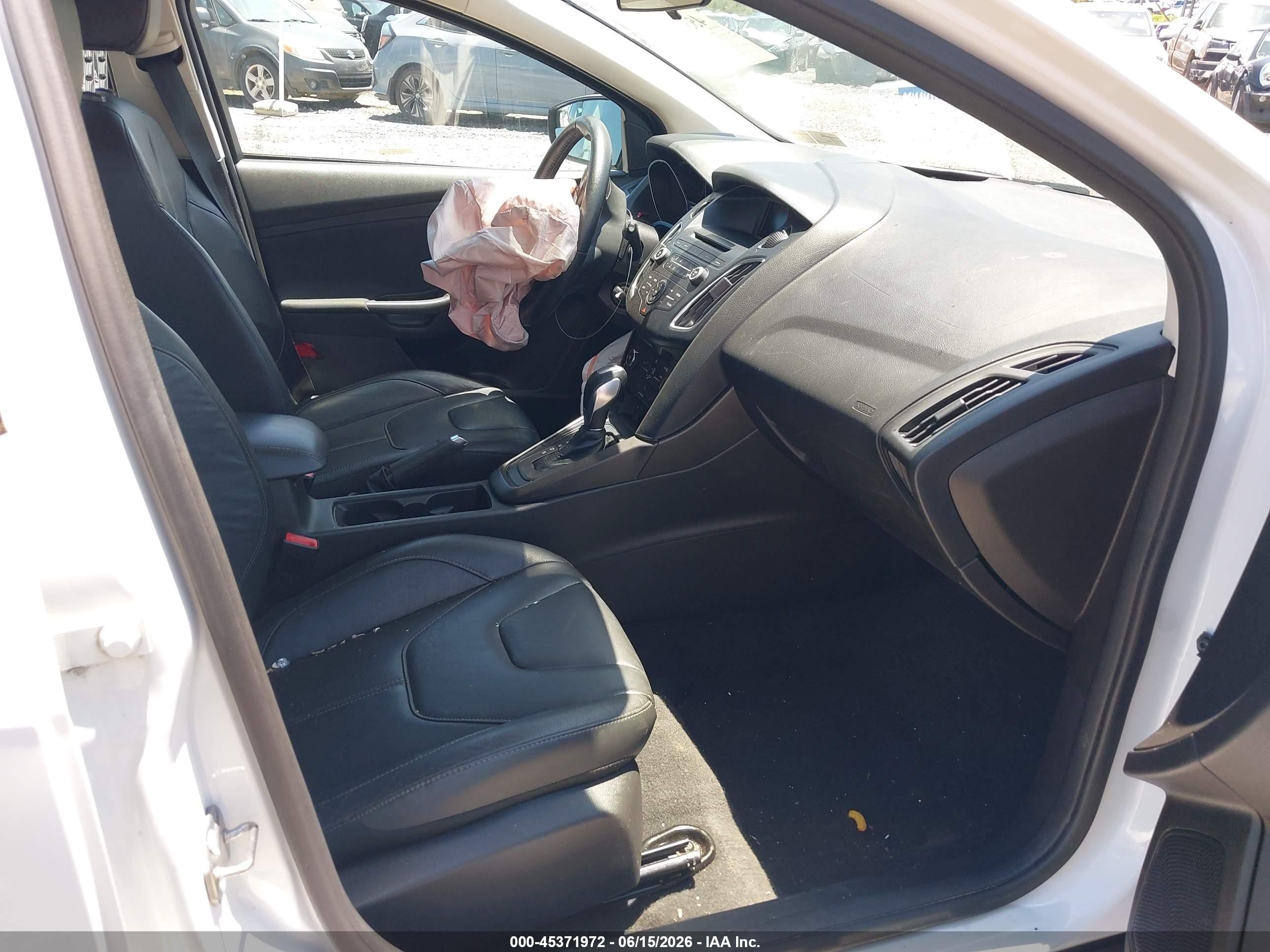 2015 Ford Focus Se Белый vin: 1FADP3K2XFL318508