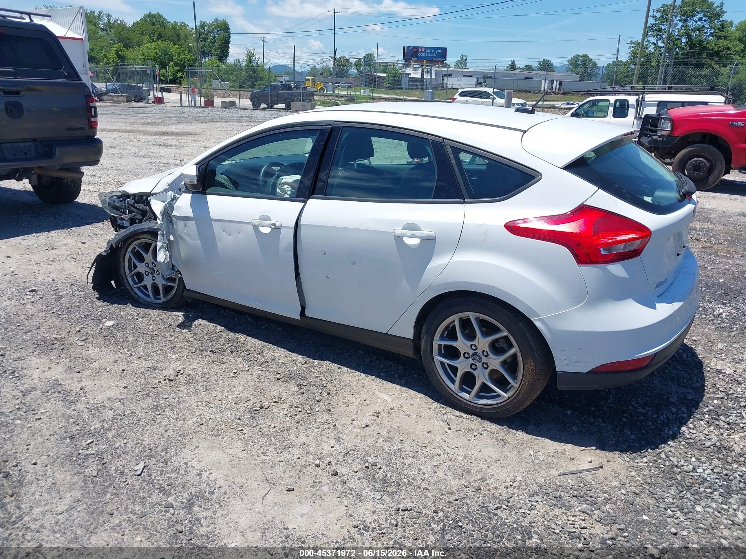 2015 Ford Focus Se Белый vin: 1FADP3K2XFL318508