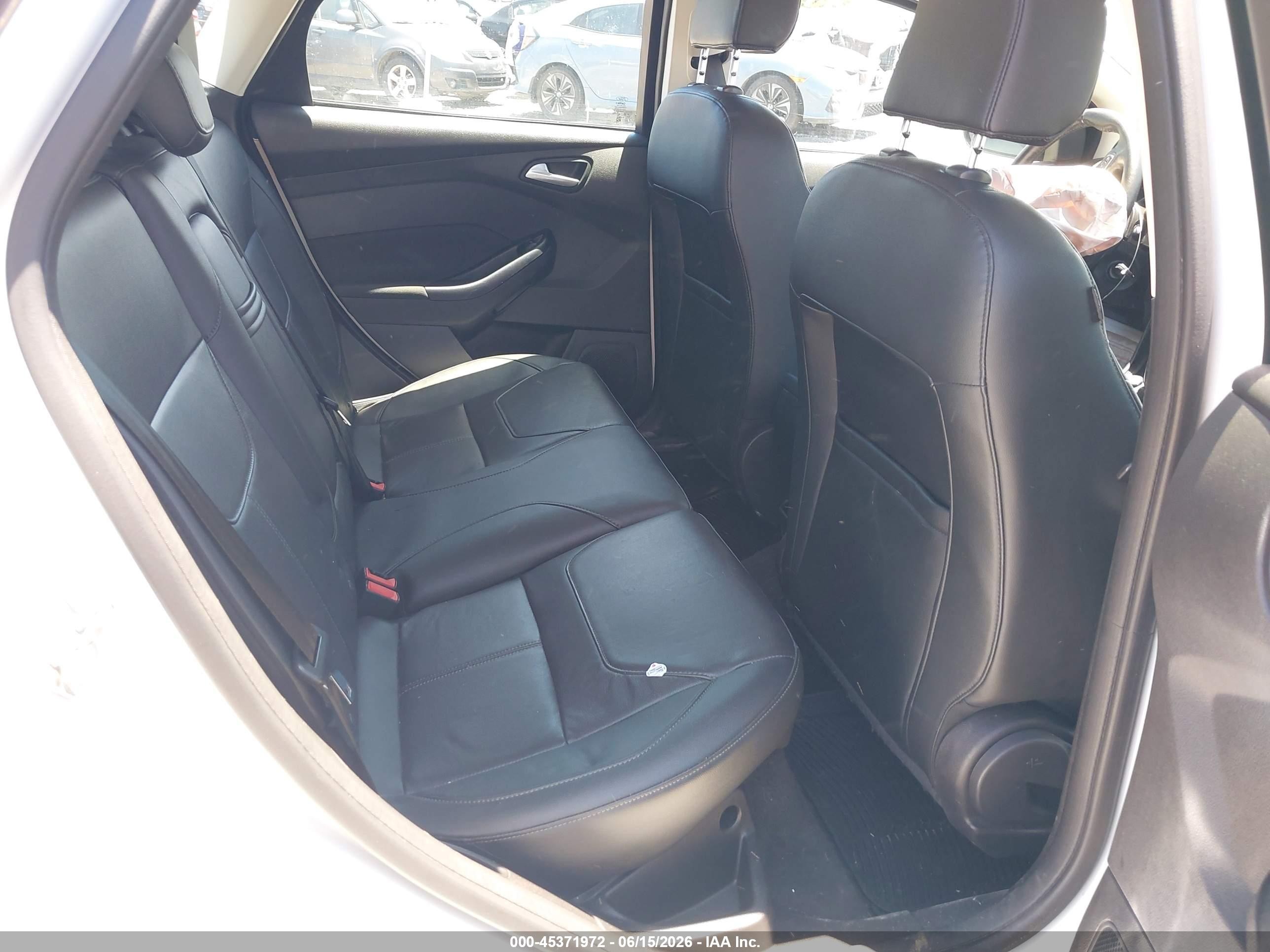 2015 Ford Focus Se Белый vin: 1FADP3K2XFL318508