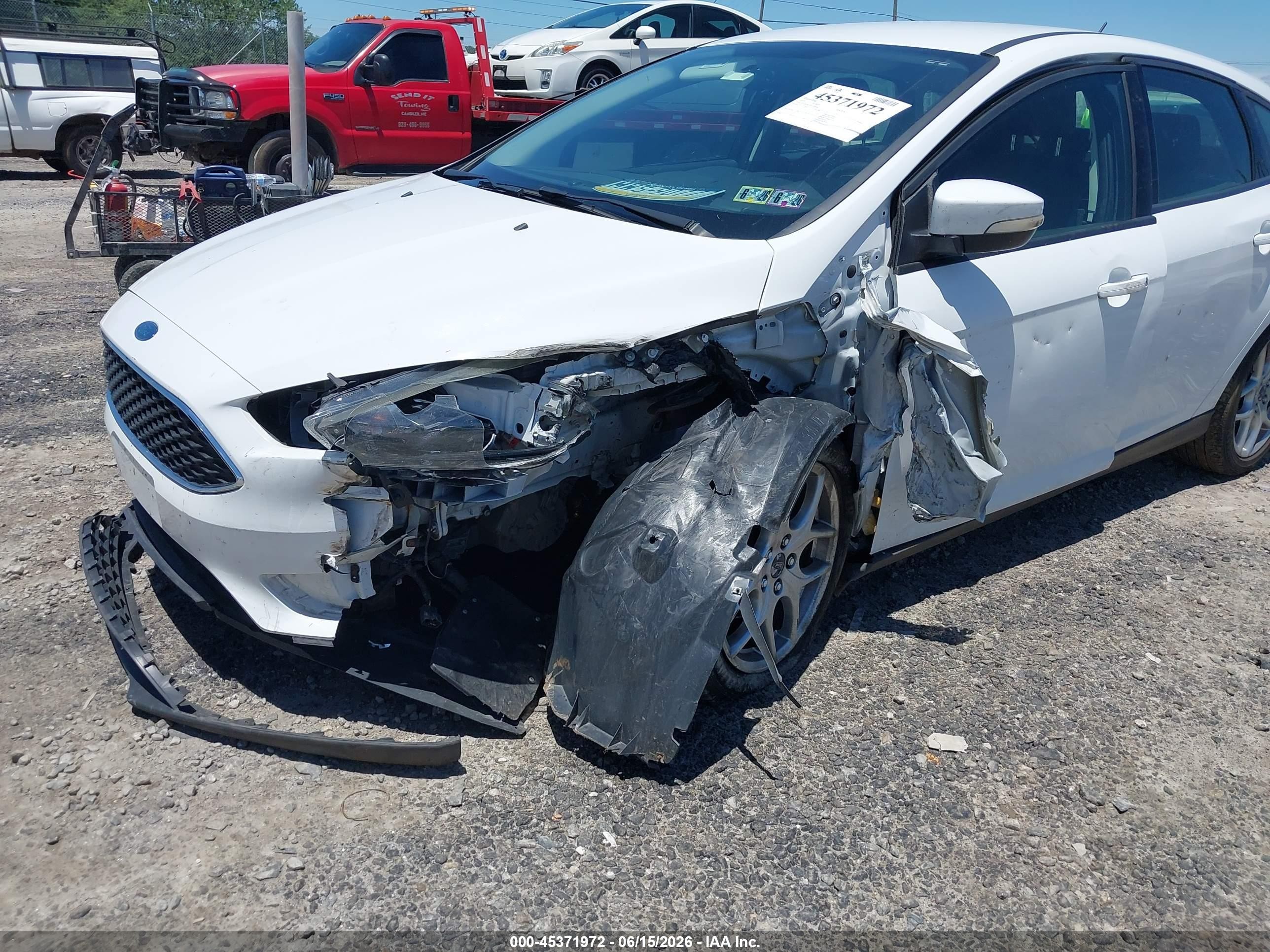 2015 Ford Focus Se Белый vin: 1FADP3K2XFL318508