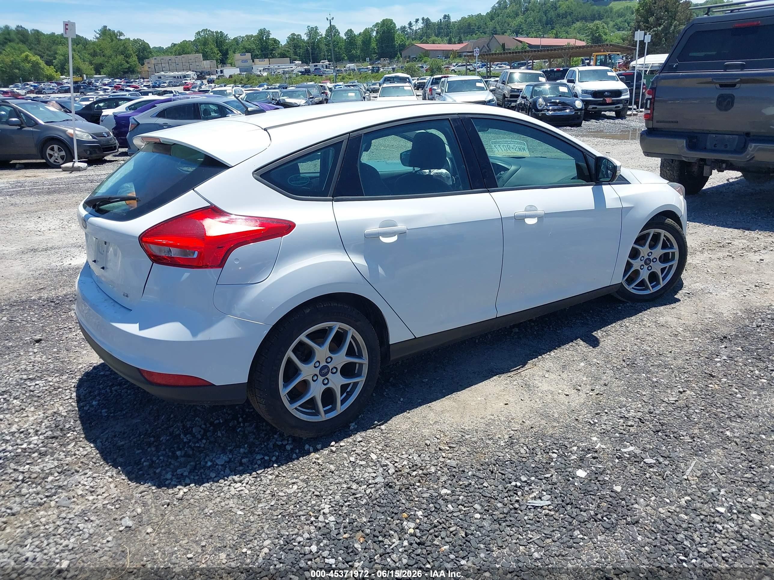 2015 Ford Focus Se Белый vin: 1FADP3K2XFL318508
