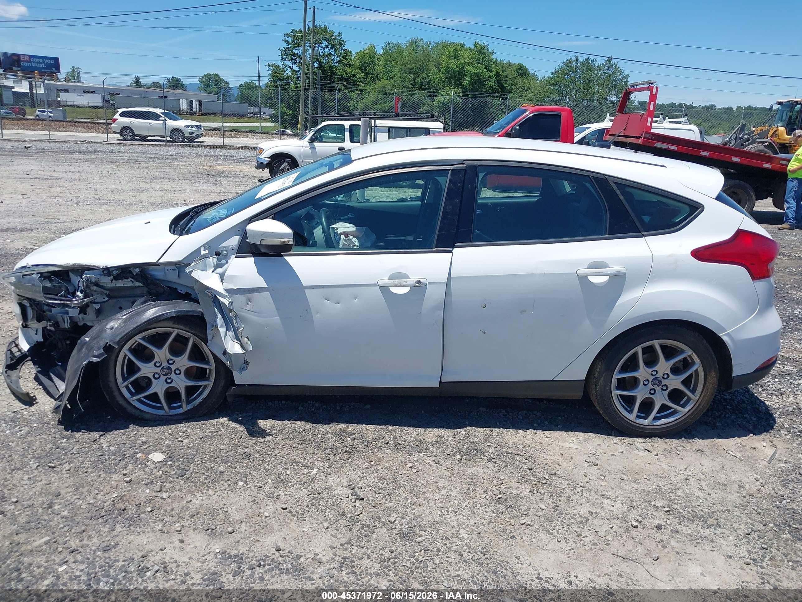 2015 Ford Focus Se Белый vin: 1FADP3K2XFL318508