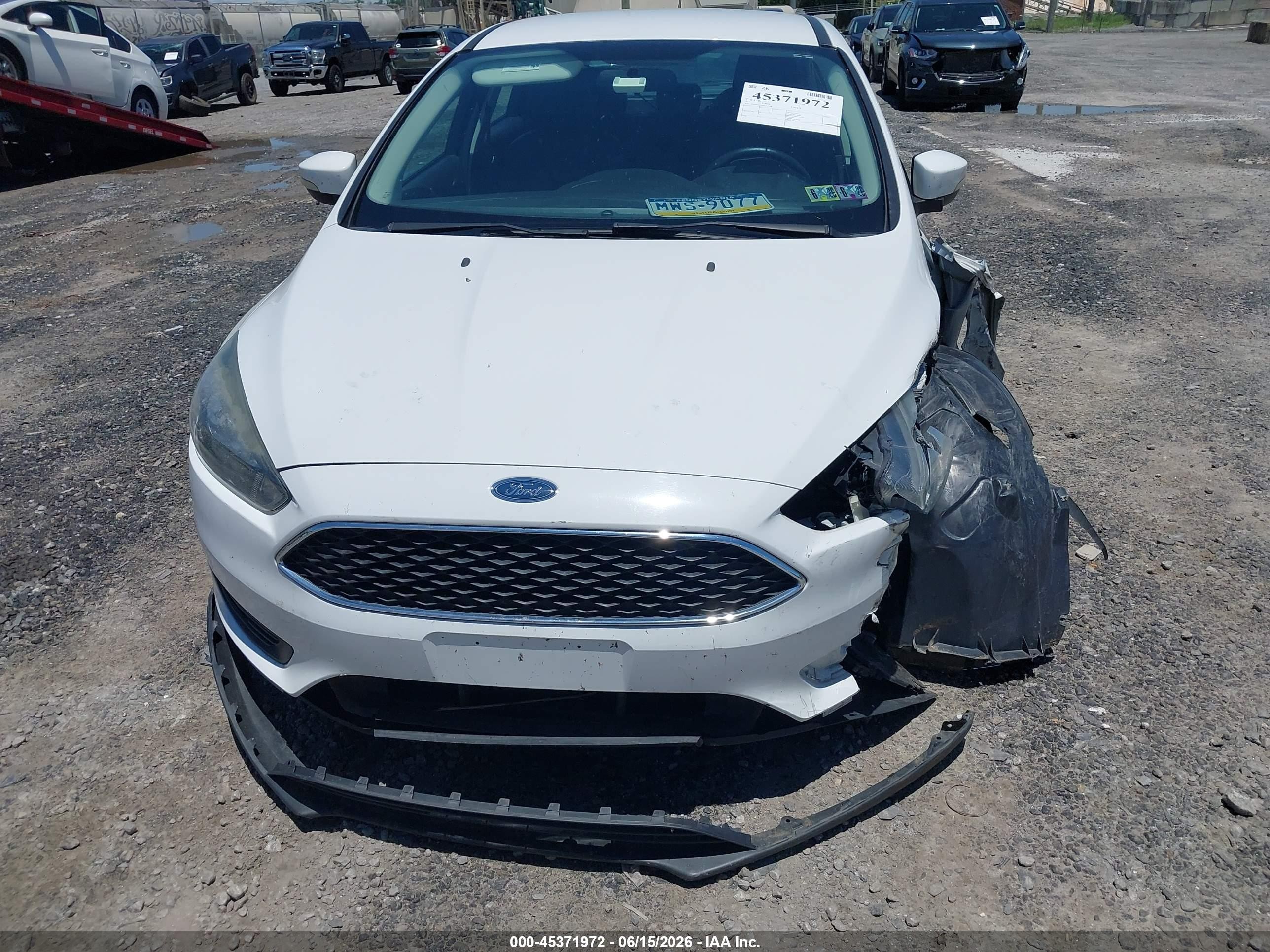 2015 Ford Focus Se Белый vin: 1FADP3K2XFL318508