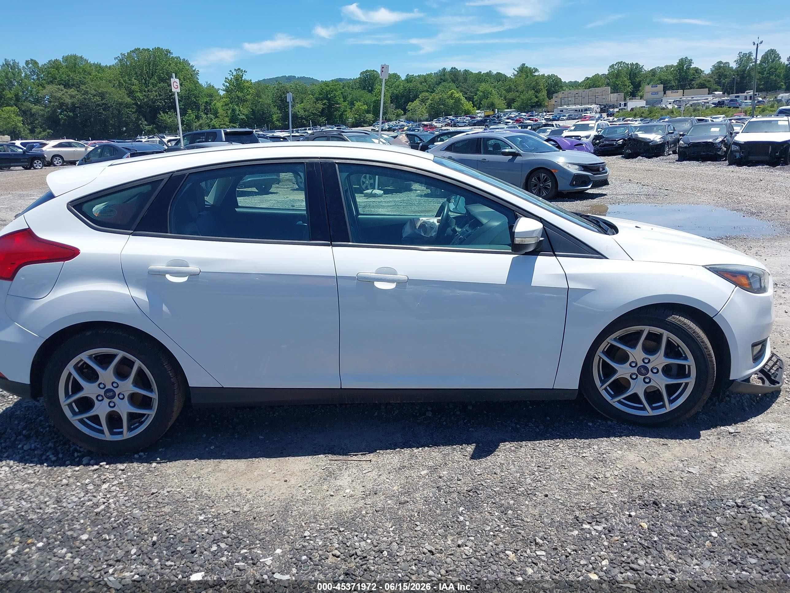 2015 Ford Focus Se Белый vin: 1FADP3K2XFL318508