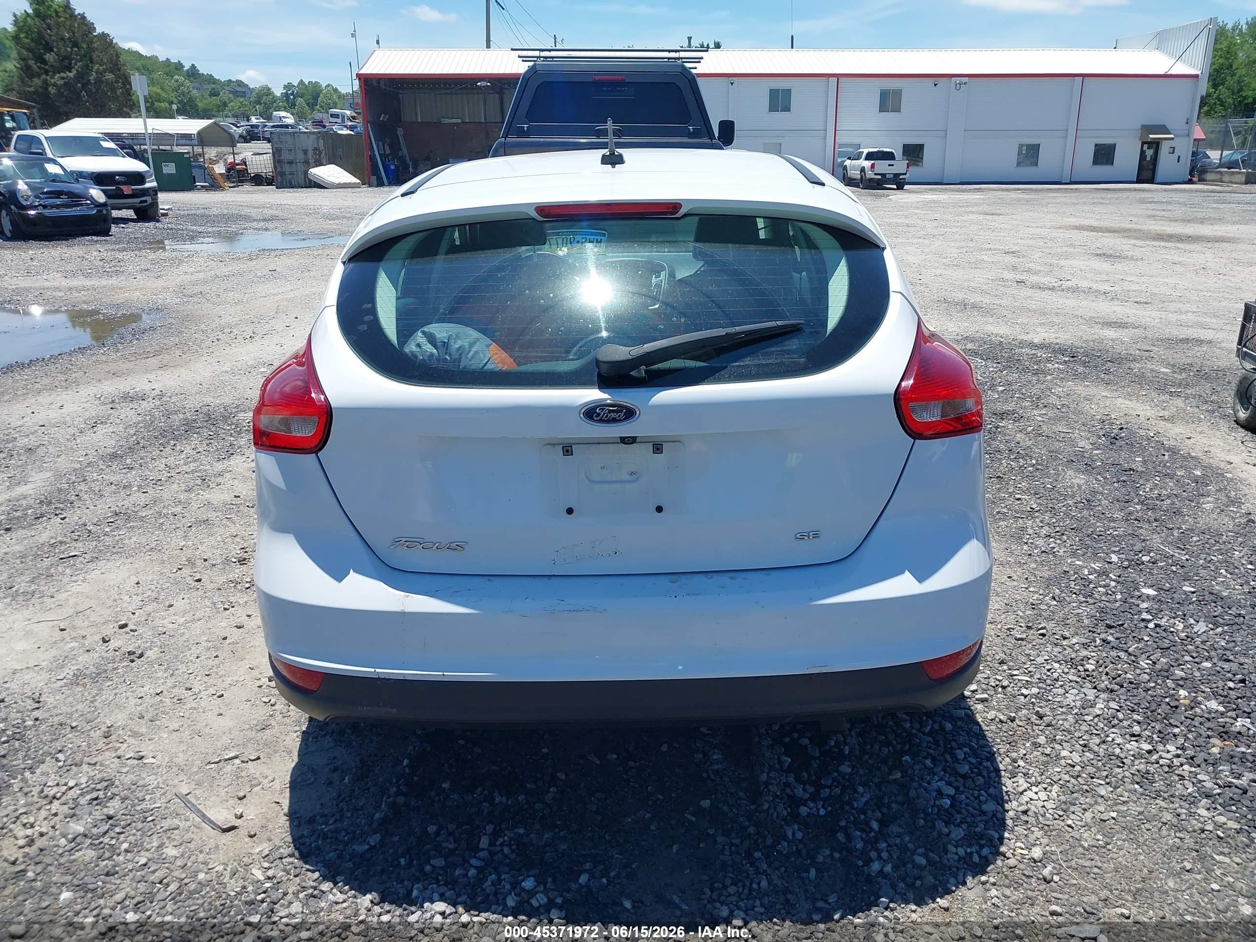 2015 Ford Focus Se Белый vin: 1FADP3K2XFL318508