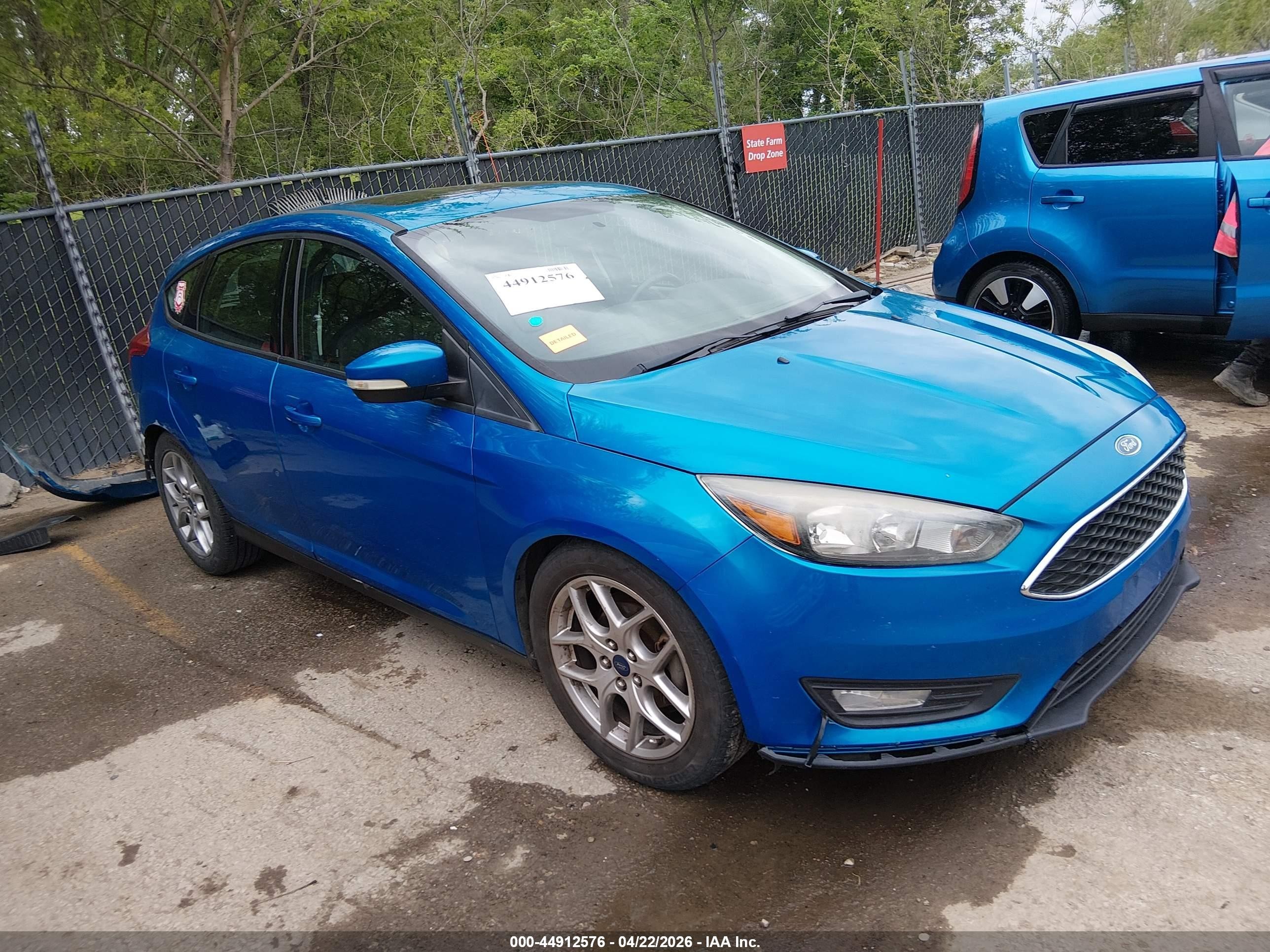 2015 Ford Focus Se Blue vin: 1FADP3K2XFL330271