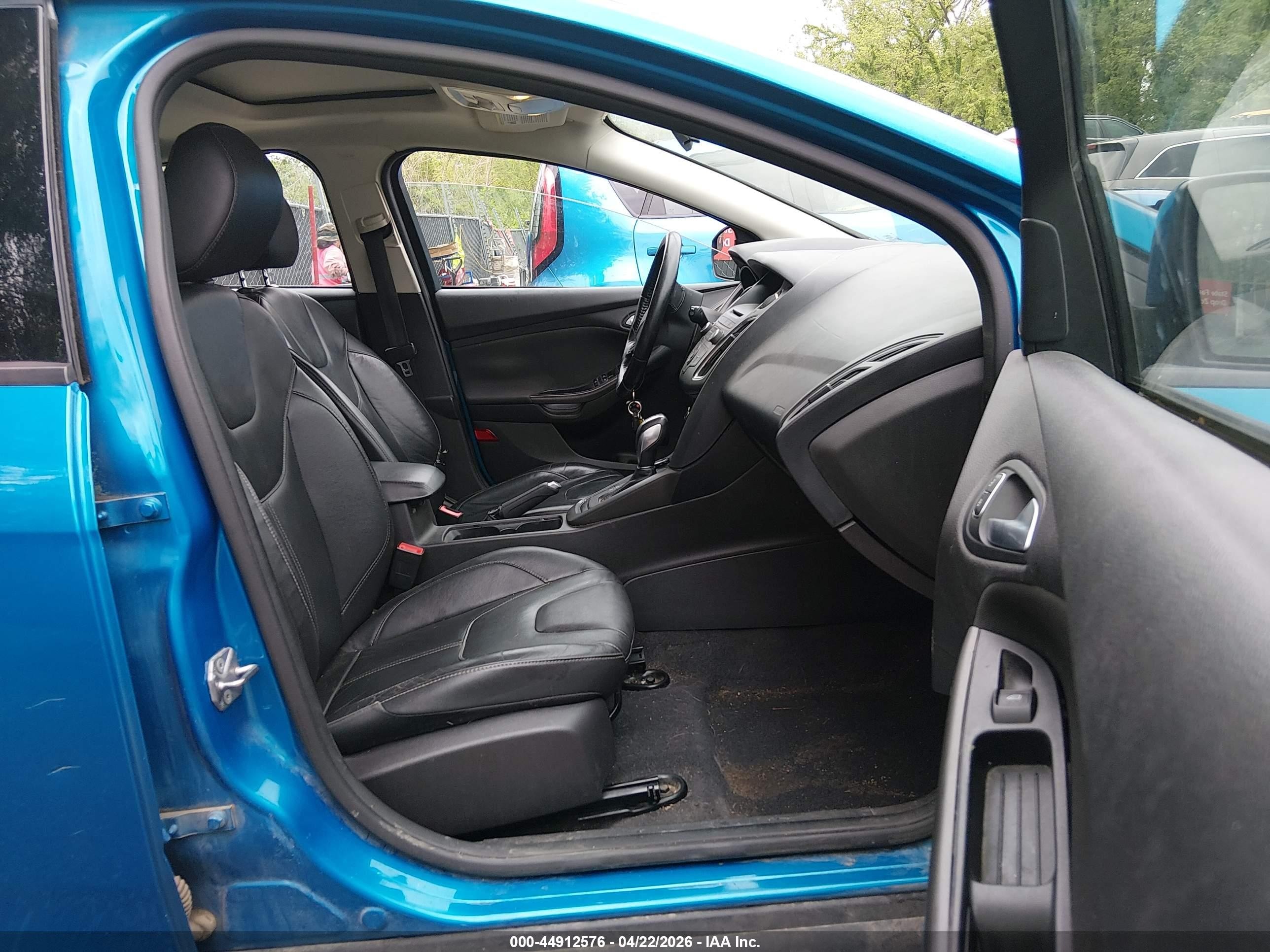 2015 Ford Focus Se Blue vin: 1FADP3K2XFL330271