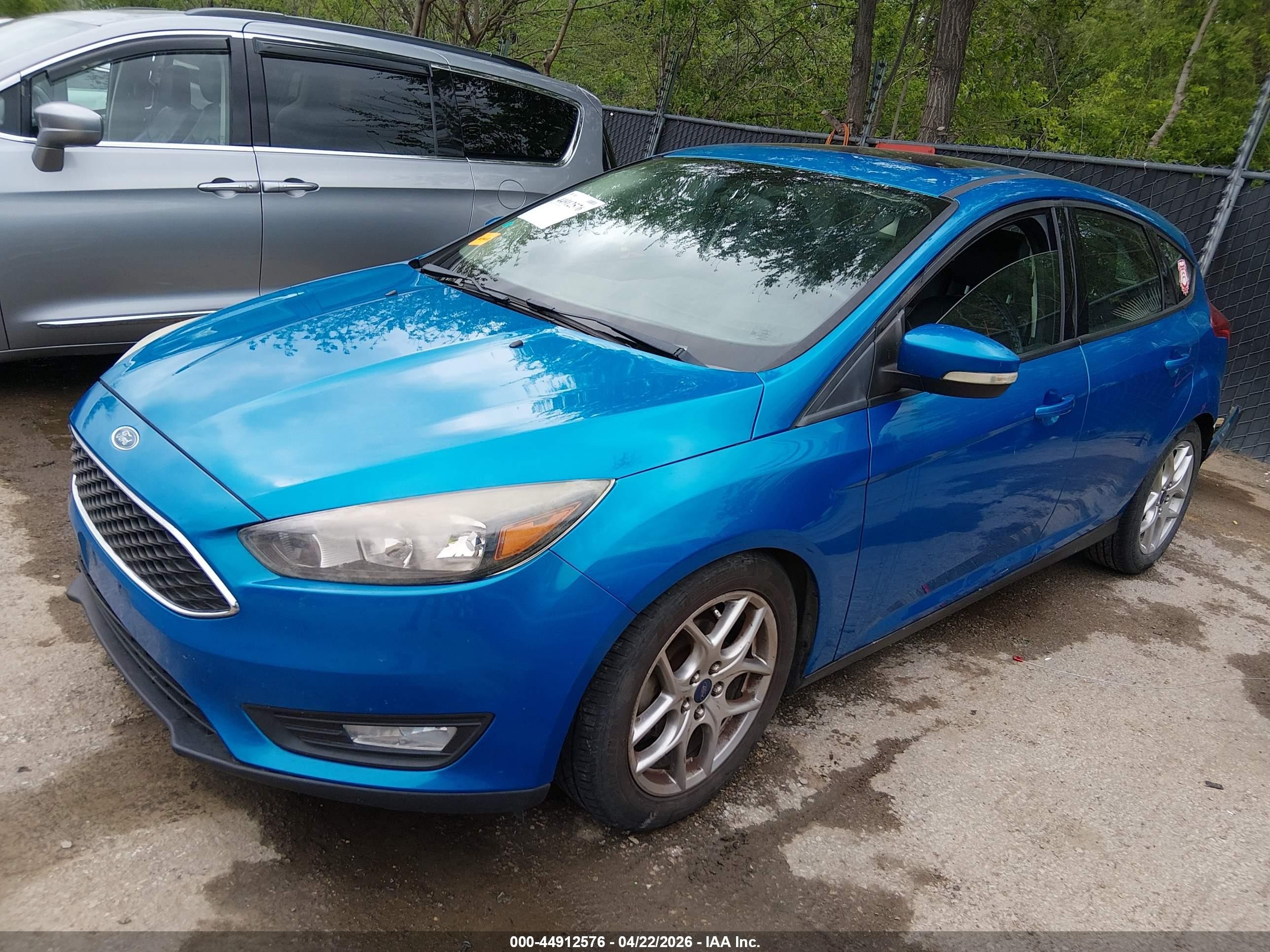2015 Ford Focus Se Blue vin: 1FADP3K2XFL330271