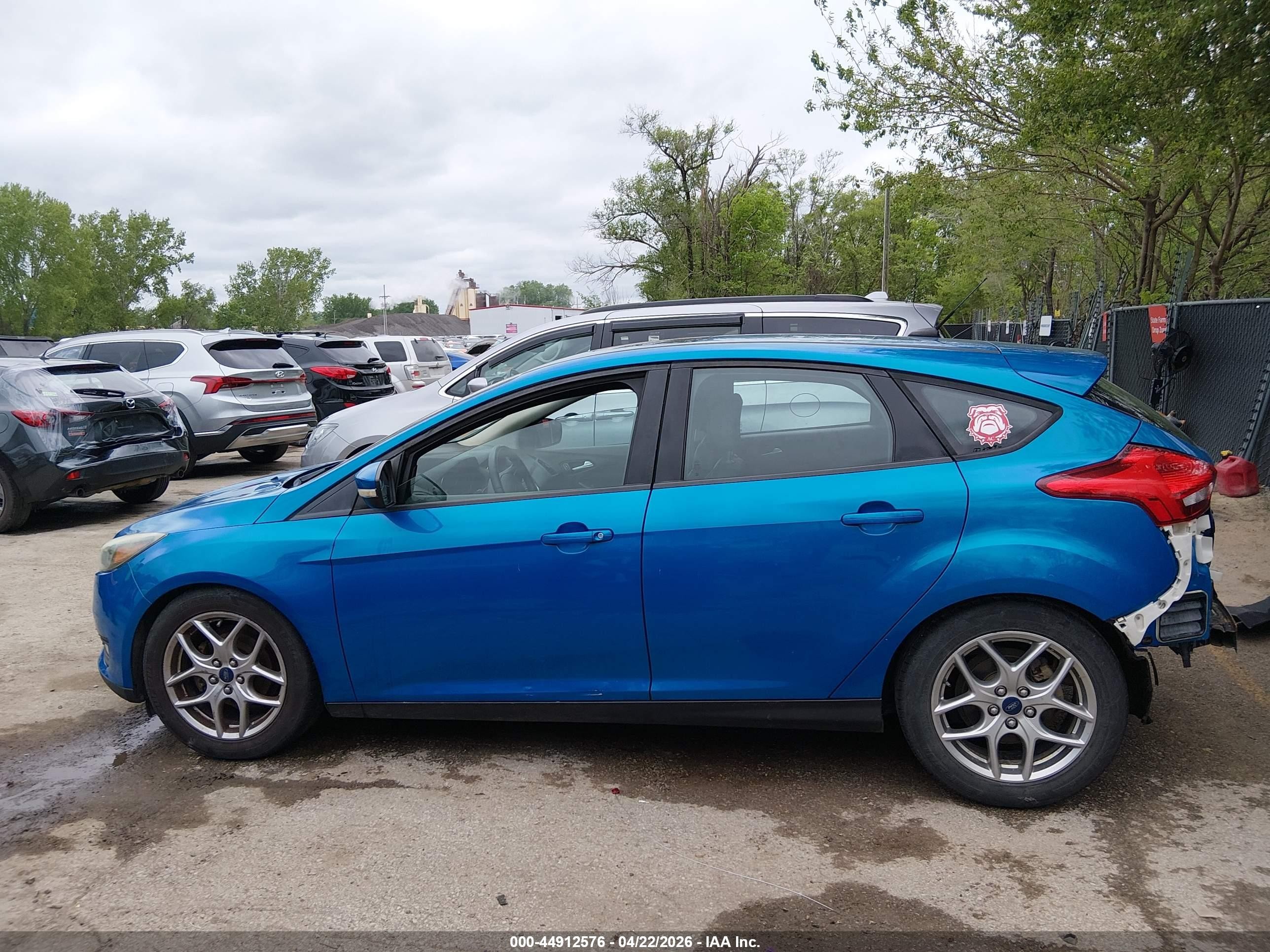 2015 Ford Focus Se Blue vin: 1FADP3K2XFL330271
