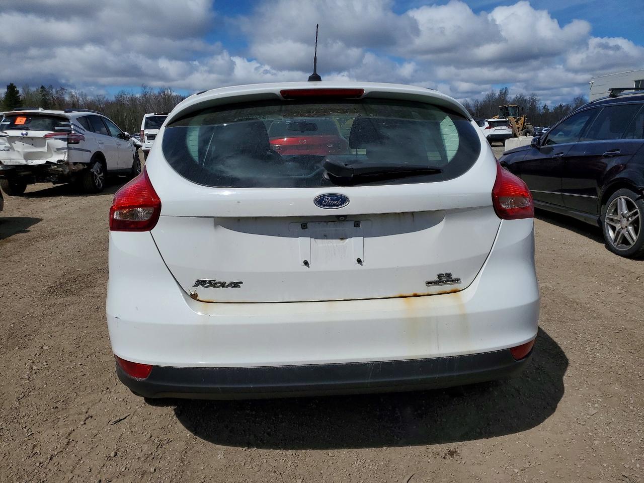 2015 Ford Focus Se White vin: 1FADP3K2XFL359057