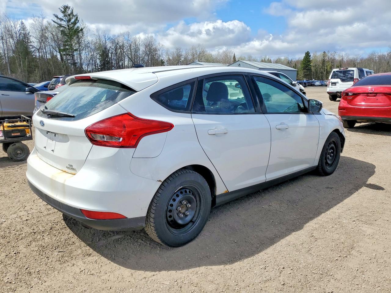 2015 Ford Focus Se White vin: 1FADP3K2XFL359057