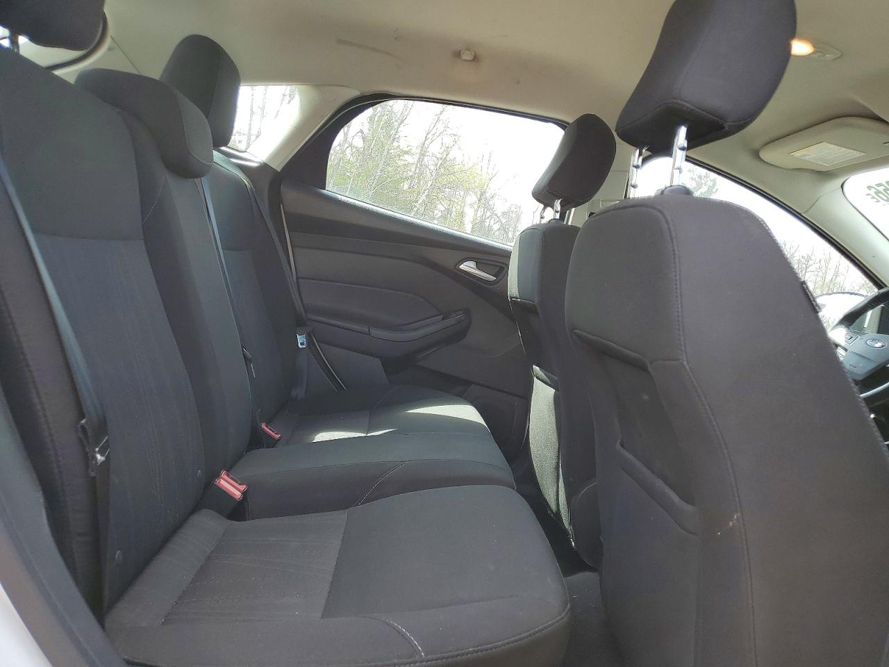 2015 Ford Focus Se White vin: 1FADP3K2XFL359057