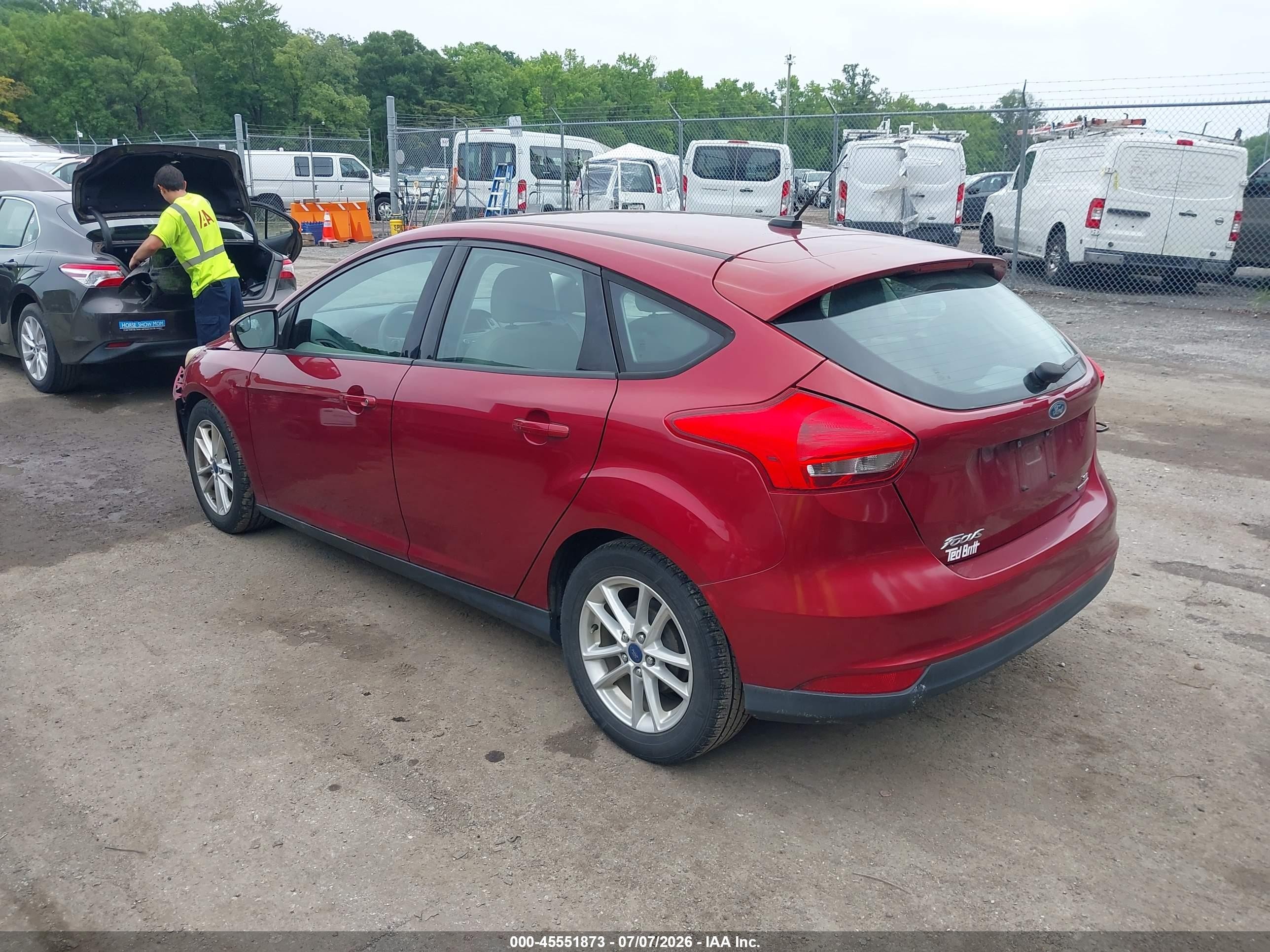 2015 Ford Focus Se Red vin: 1FADP3K2XFL372908