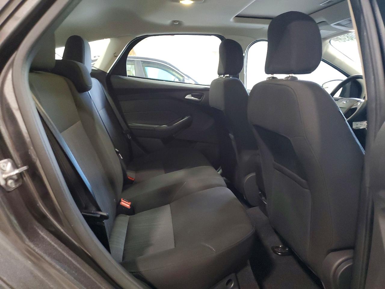 2015 Ford Focus Se Gray vin: 1FADP3K2XFL381060