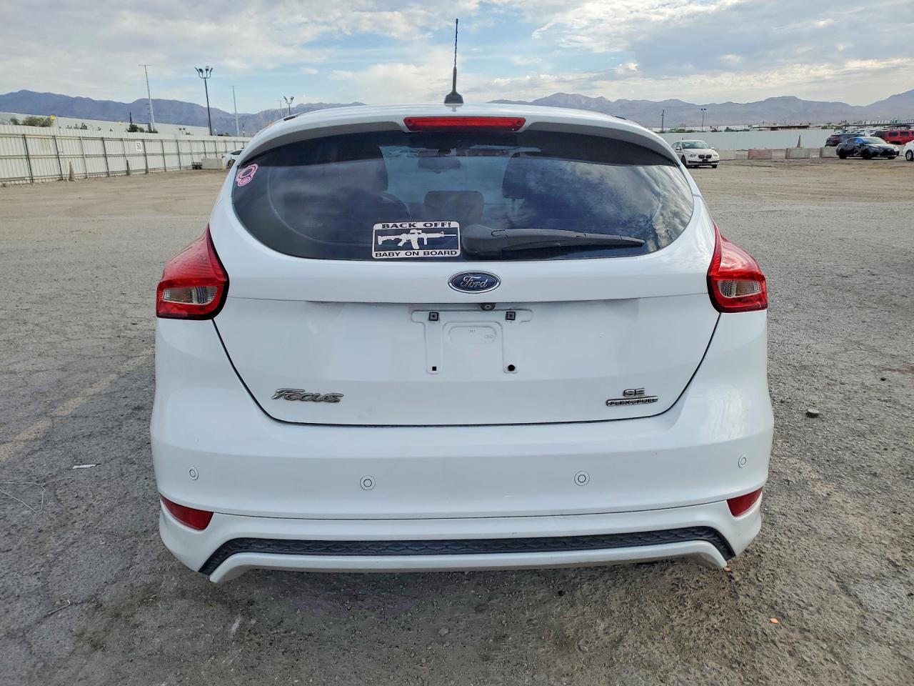 2016 Ford Focus Se White vin: 1FADP3K2XGL337206