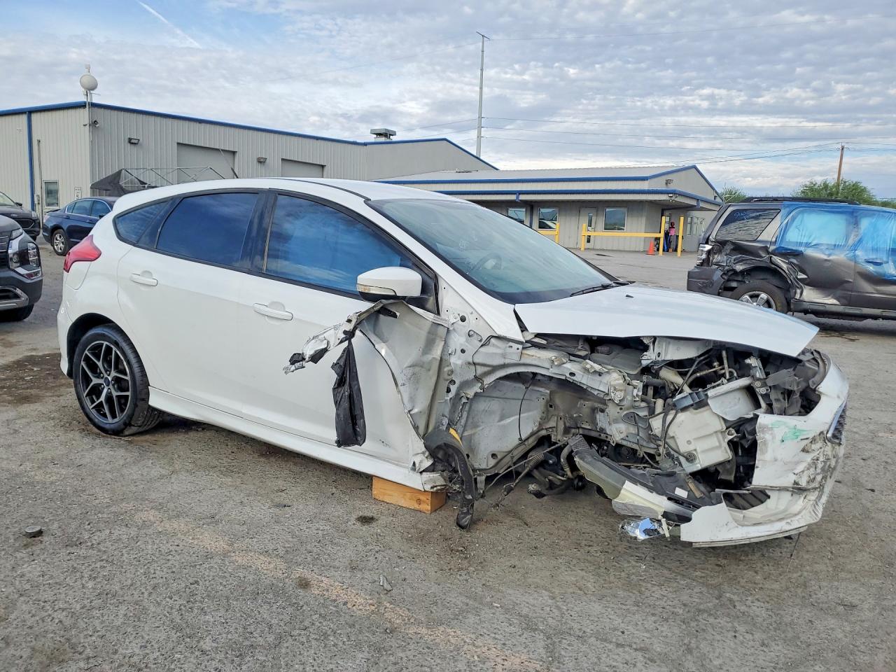 2016 Ford Focus Se White vin: 1FADP3K2XGL337206