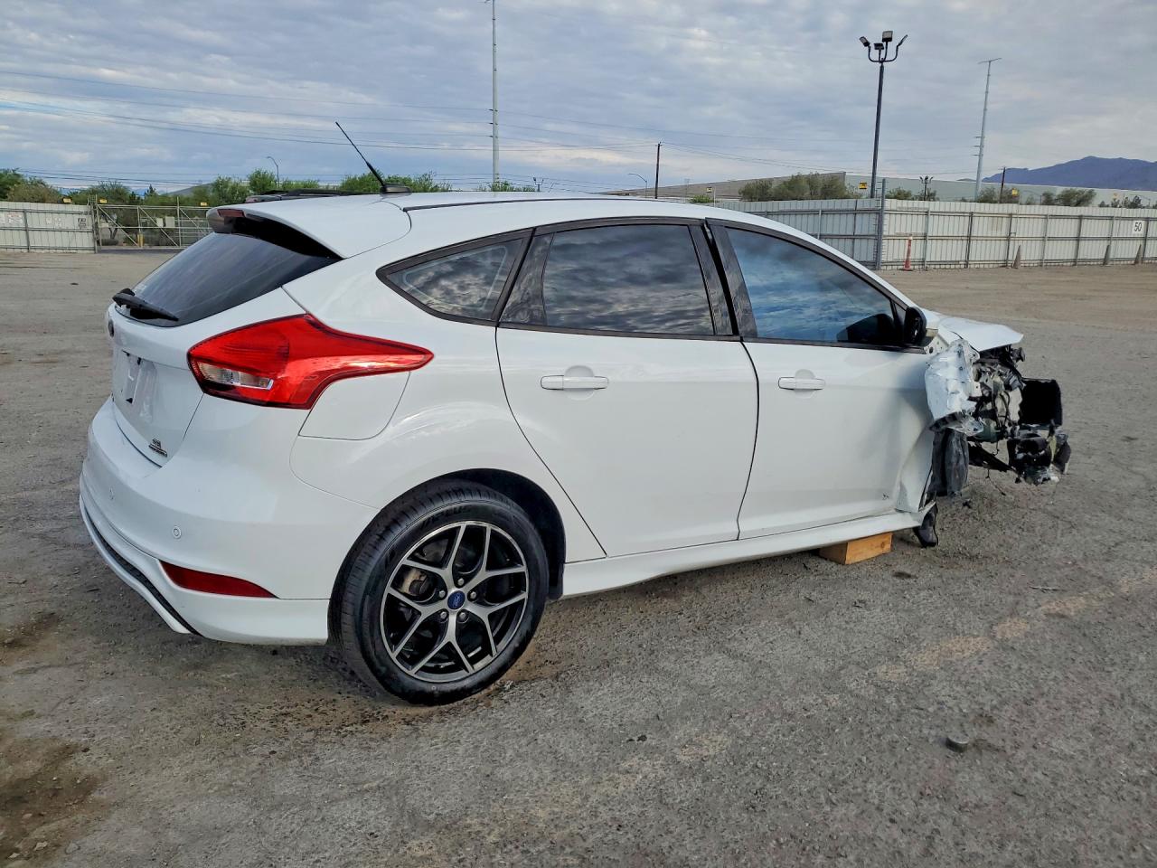 2016 Ford Focus Se White vin: 1FADP3K2XGL337206