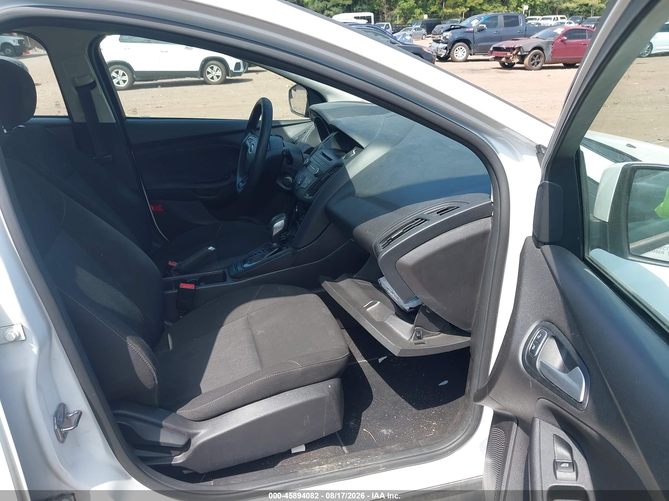 2017 Ford Focus Se White vin: 1FADP3K2XHL247992