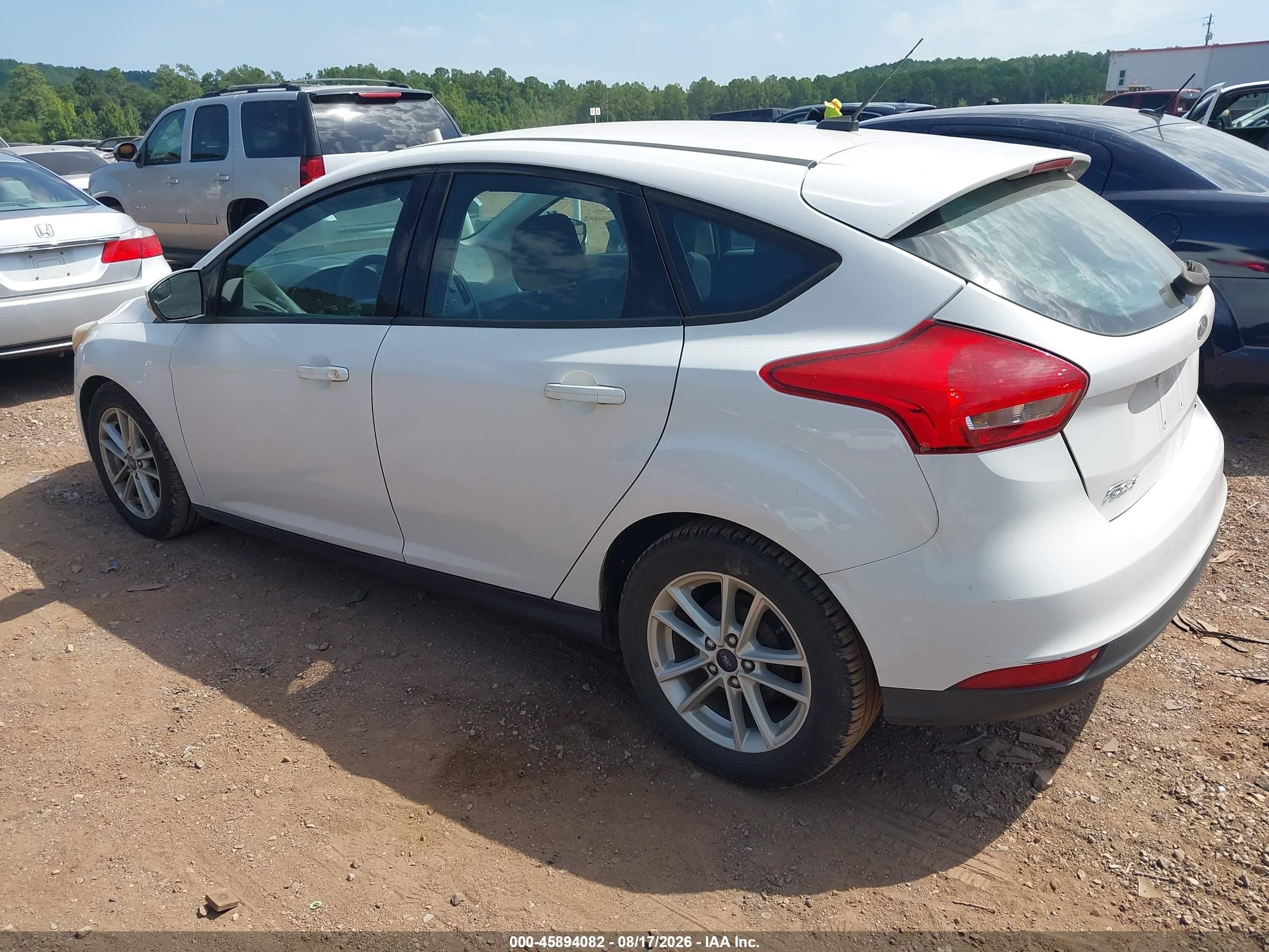 2017 Ford Focus Se White vin: 1FADP3K2XHL247992