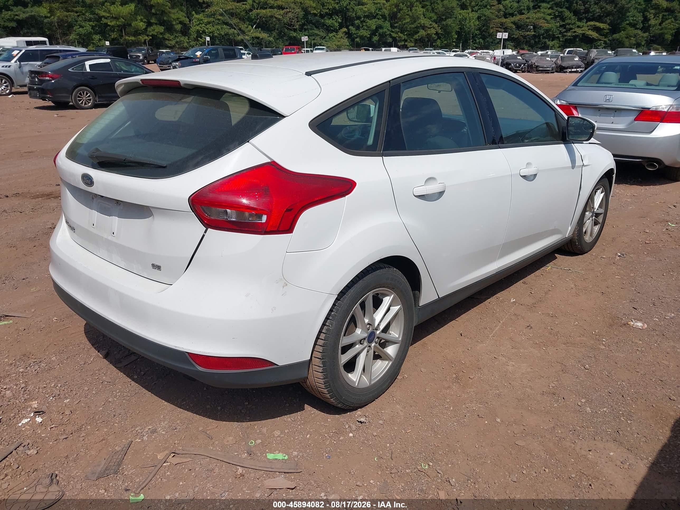 2017 Ford Focus Se White vin: 1FADP3K2XHL247992