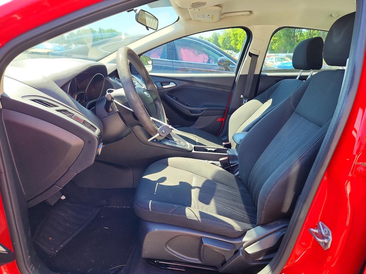 2017 Ford Focus Se Red vin: 1FADP3K2XHL278739